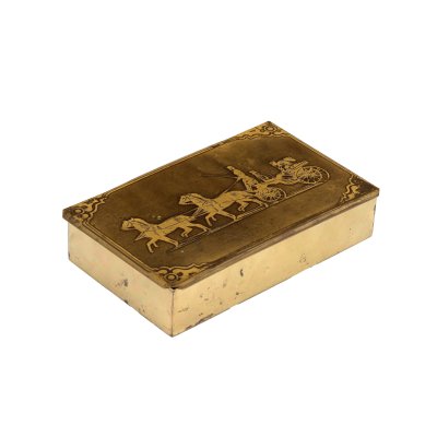 Casetă pentru cărți de joc, din alamă aurită, decorată cu trăsură model Victoria, cca. 1900