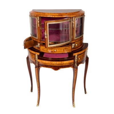 Vitrină în manieră Louis XVI, decorată cu marchetărie în motive vegetale, sfârșitul sec. XIX