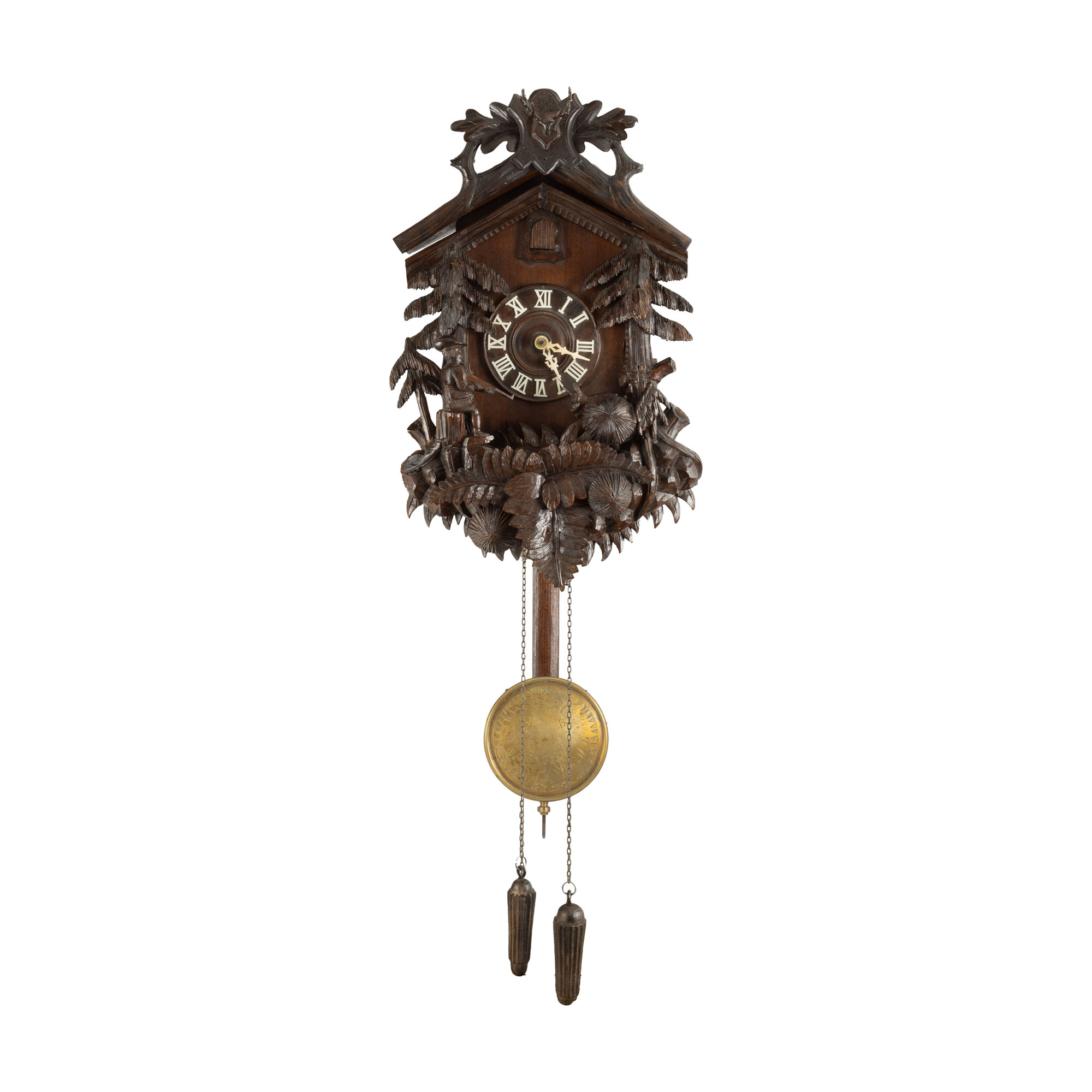 Carved clock in Schwarzwald style, adorned with hunting elements, end of the 19th century