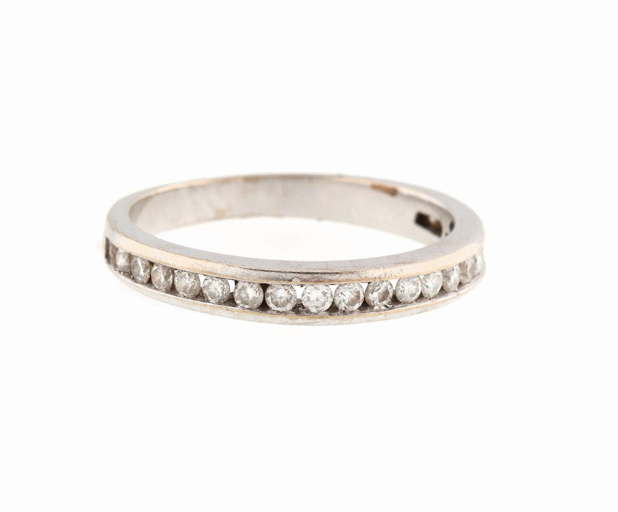 Inel din platină, decorat cu suită de diamante 