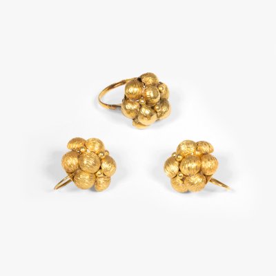 Gold set, decorated with bouquets, consisting of ring and pair of earrings