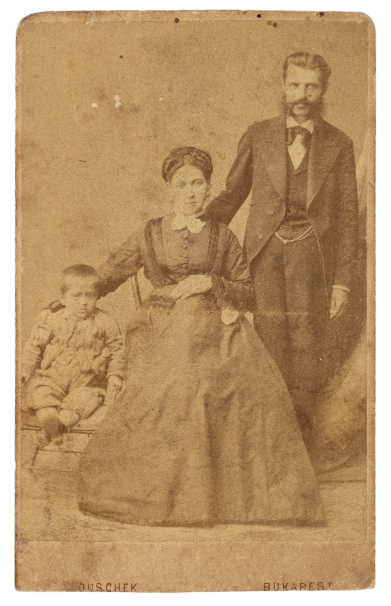 Fotografie ilustrându-l pe Vasile Capșa, împreună cu familia, atelier Franz Duschek, cca. 1885