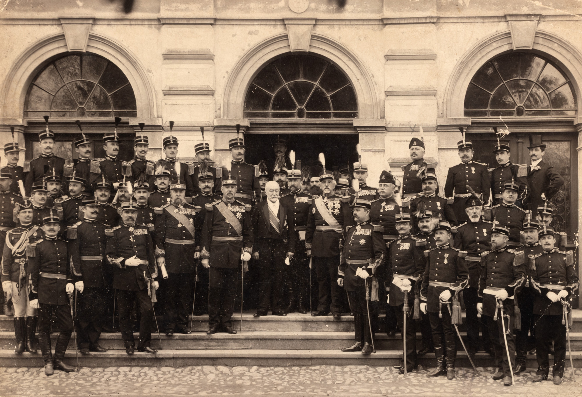 Fotografie, primul ministru Dimitrie A. Sturdza în mijlocul ofițerilor Școlii Superioare de Război din București, cca. 1895