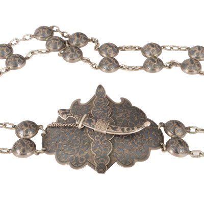 Centură cu pafta, din argint, decorată cu un mic iatagan și cu niello, meșter Aleksandr Vasiliev Domnin, cca. 1900, provine din colecția criticului și istoricului literar Magdalena Popescu-Bedrosian