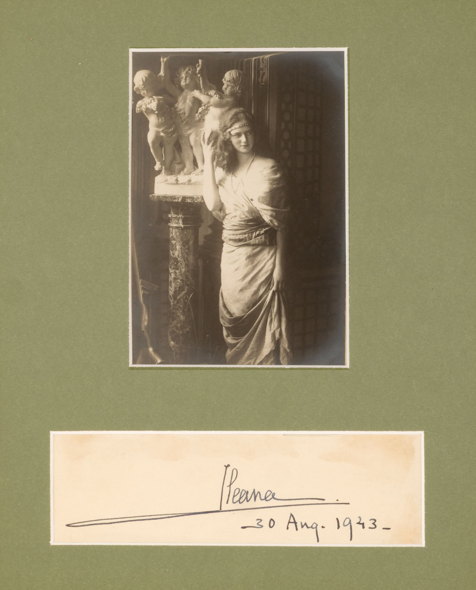Lot format din carte poștală fotografică ilustrând-o pe Principesa Ileana și semnătura olografă a acesteia, 30 august 1943