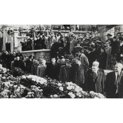 Fotografie, Nicolae Ceaușescu în uniformă de general la o ceremonie de comemorare, cimitirul Trei Pruni, Doftana, cca. 1952