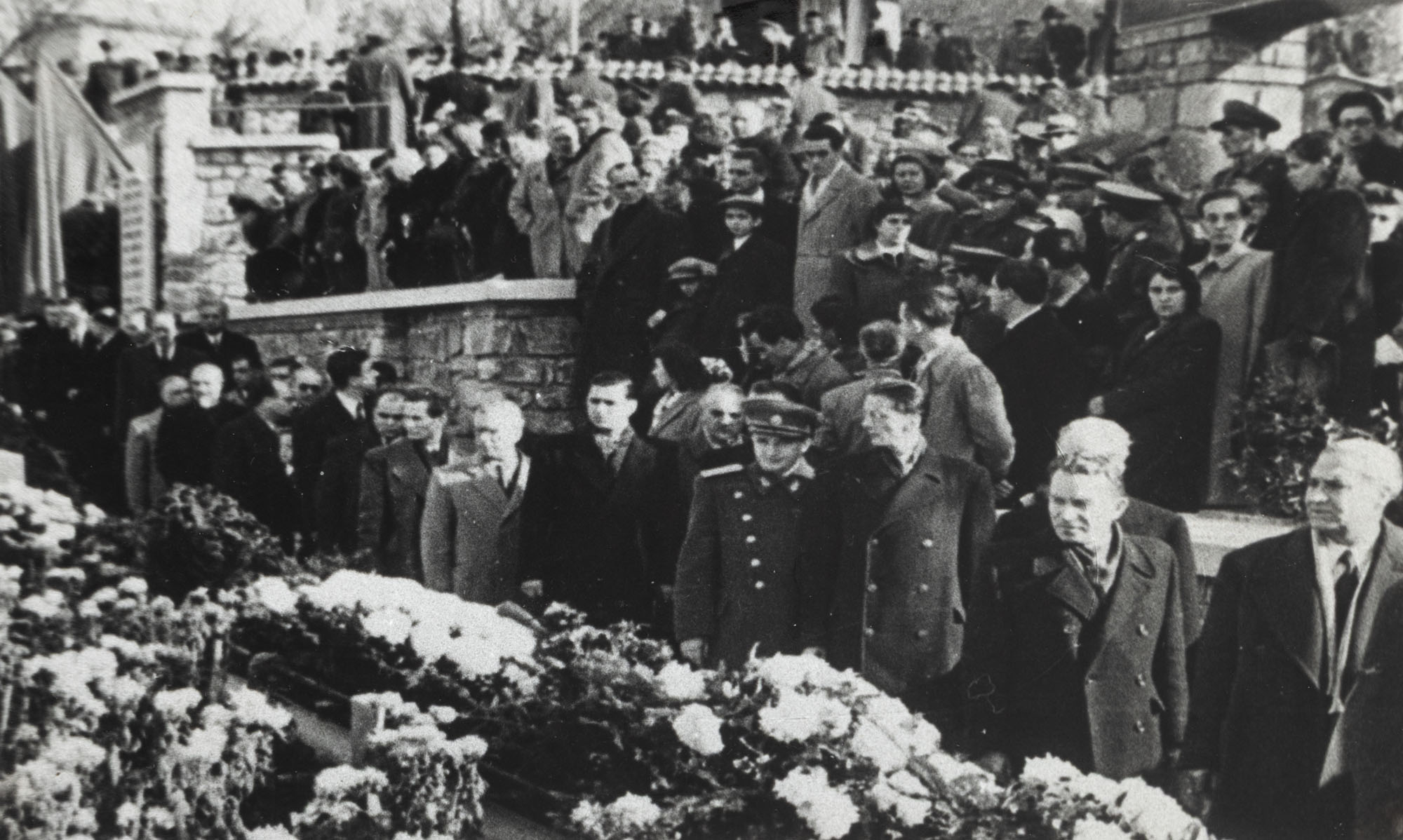 Fotografie, Nicolae Ceaușescu în uniformă de general la o ceremonie de comemorare, cimitirul Trei Pruni, Doftana, cca. 1952