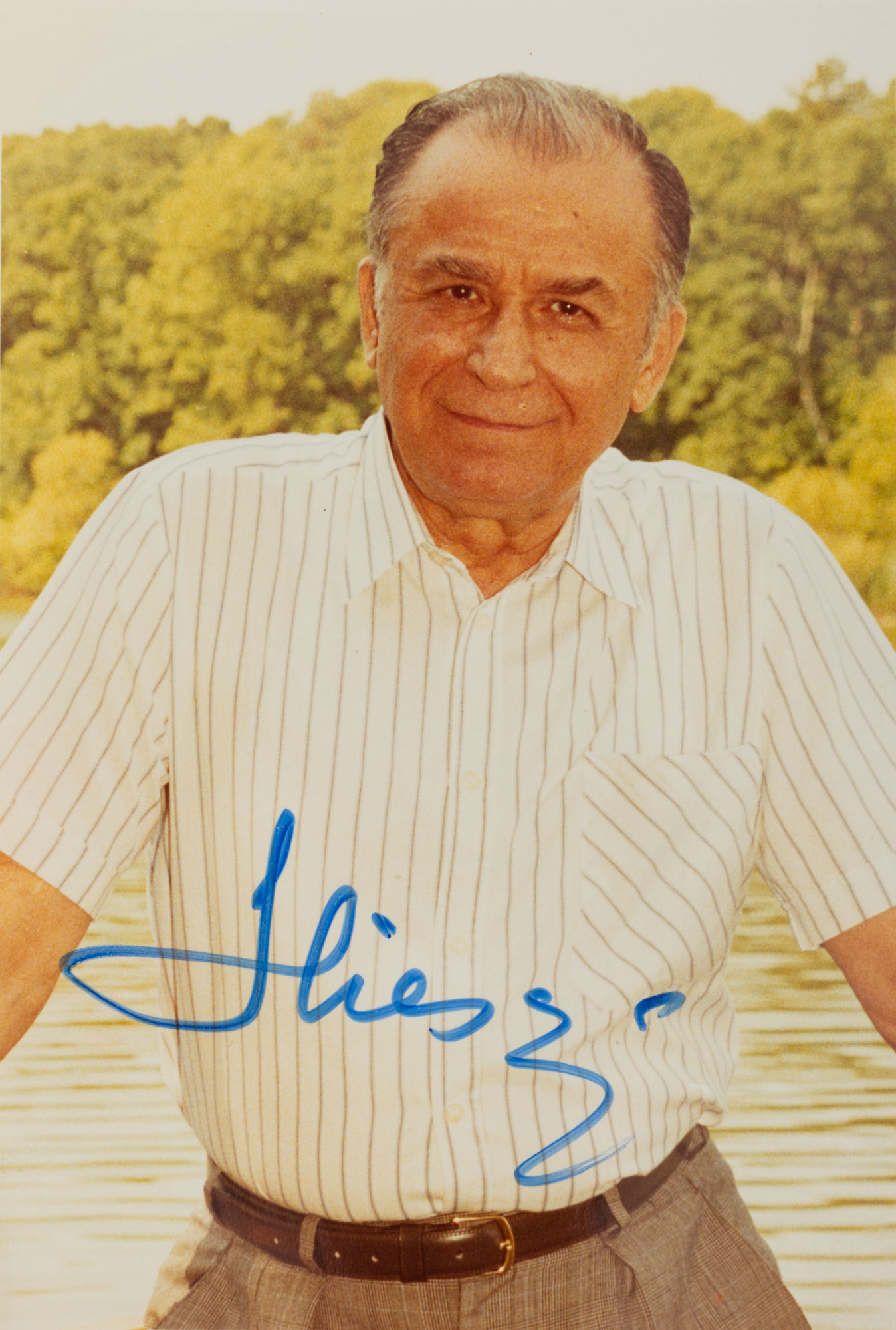 Fotografie ilustrându-l pe primul Președinte al României postdecembriste, Ion Iliescu, anii '90, cu semnătura olografă a acestuia