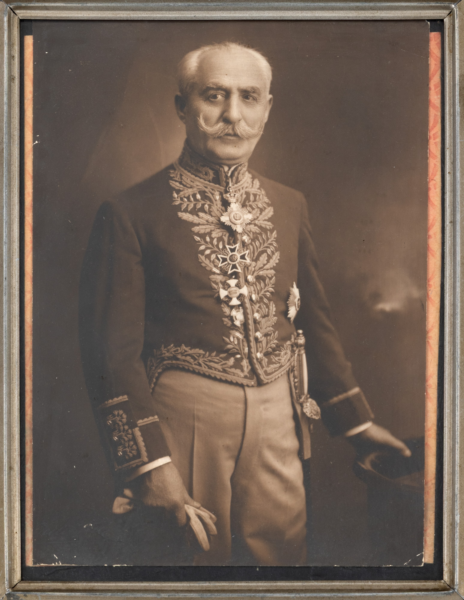Fotografie ilustrându-l pe omul politic Alexandru Vaida-Voevod în uniformă de diplomat, atelier Julietta, București, cca. 1935