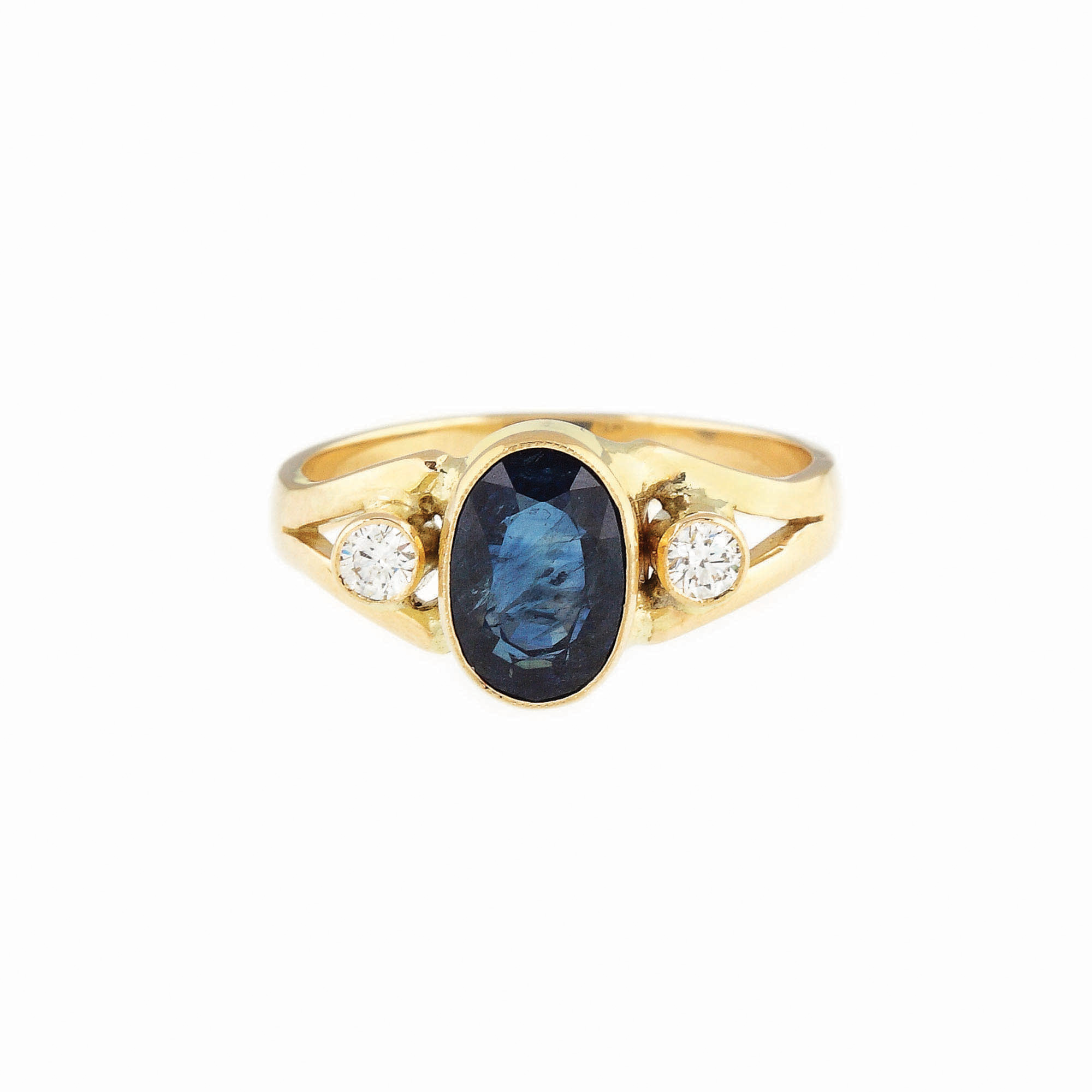 Inel din aur, ornat cu safir şi două diamante