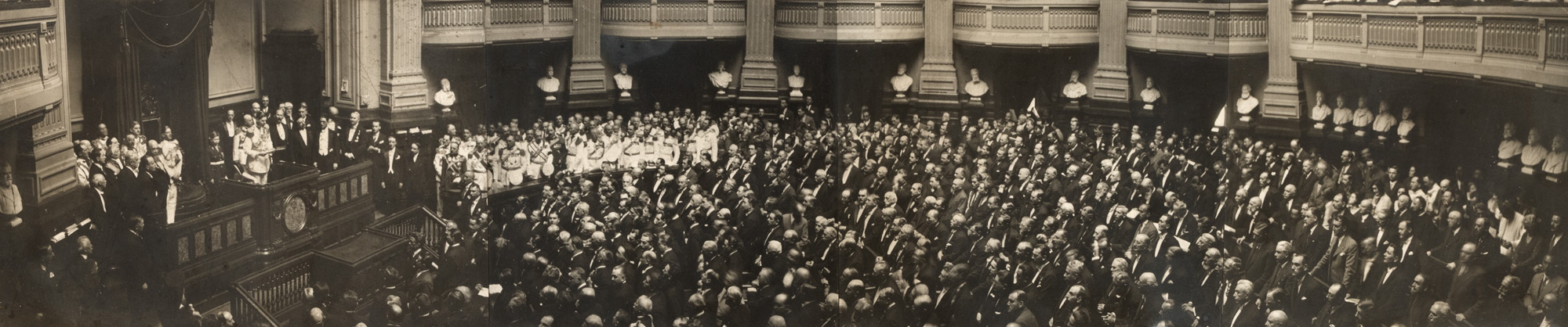 Fotografie, Regele Carol II deschizând lucrările Parlamentului României, cca. 1931