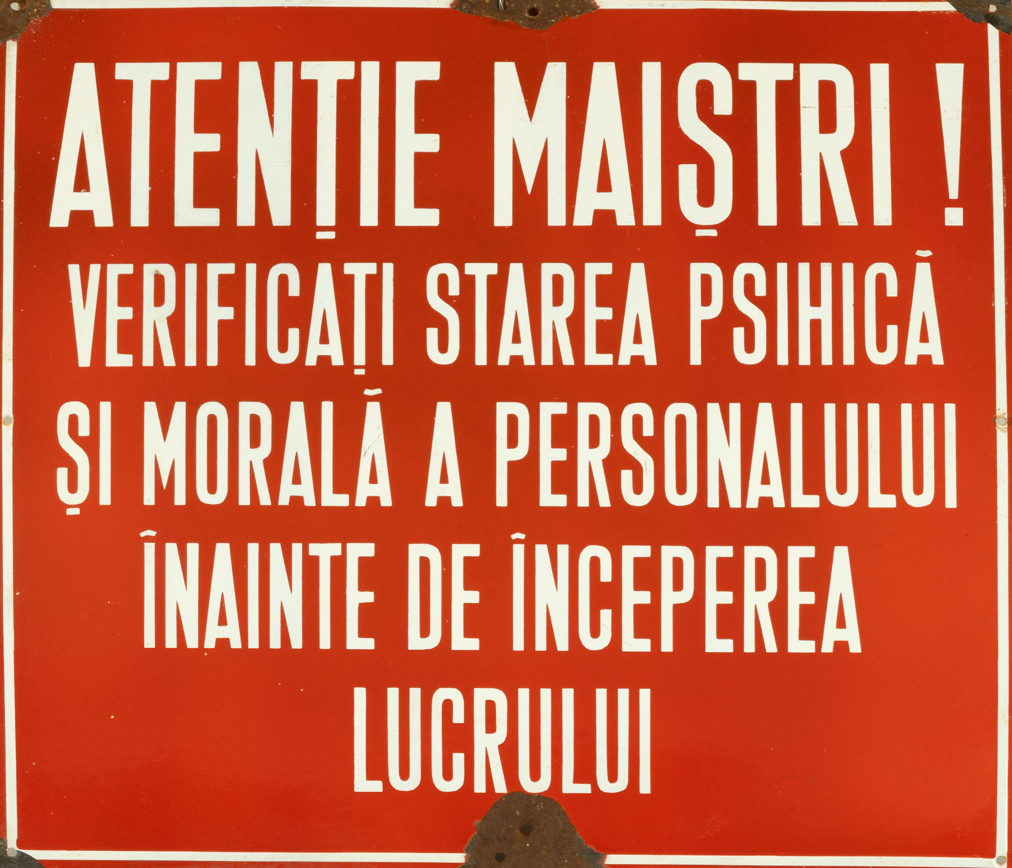 Tablă emailată protecția muncii ”Atenție Maiștri! Verificați starea psihică și morală a personalului înainte de începerea lucrului”, cca. 1980