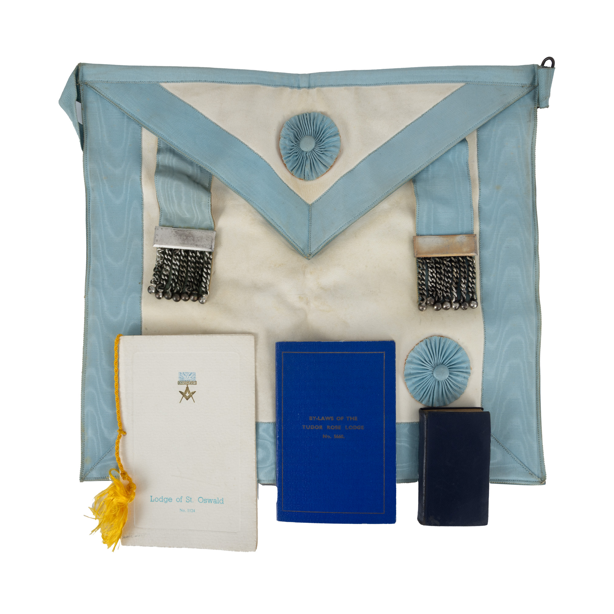 Lot masonic format din sorț de Maestru UGLE, ”Statutul lojei Tudor Rose”, engleză, cca. 1937, ”Îndrumar al ceremoniilor masonice”, de A. Lewis, engleză, Londra, 1944, și invitație la Festivalul anual al Lojei Sfântul Oswald, 1963, cu dedicație olografă
