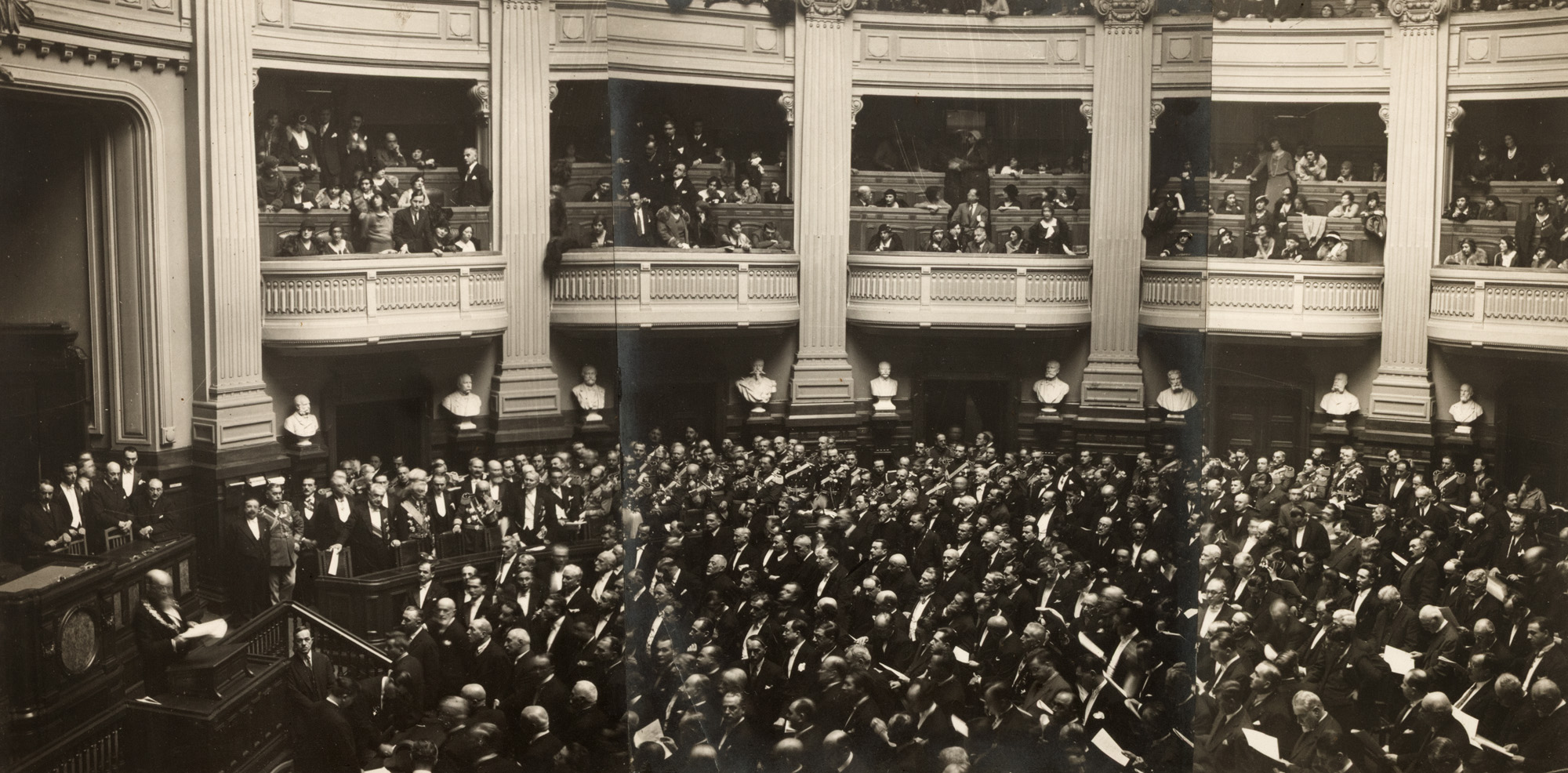 Fotografie, Nicolae Iorga prim-ministru adresându-se Parlamentului, cca. 1931