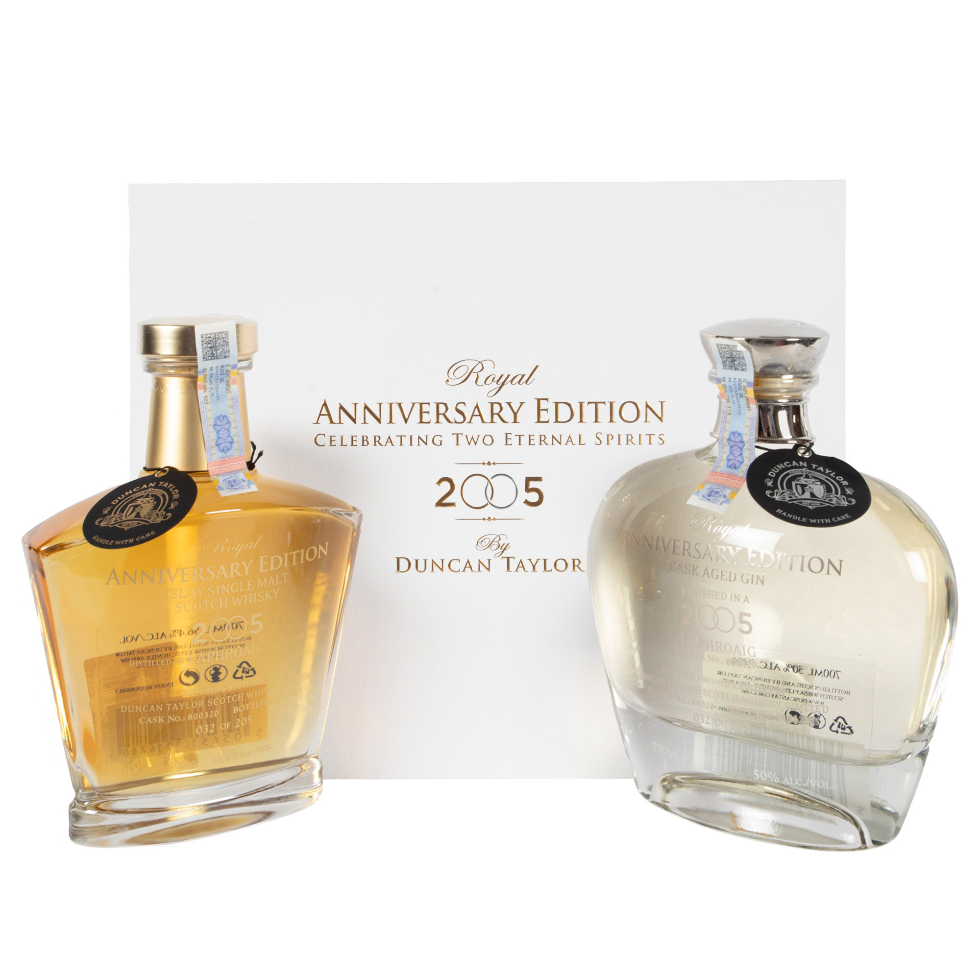 Duncan Taylor Royal Anniversary Edition, format din Laphroaig, 19 ani vechime, distilat în 2005, și gin maturat timp de șapte luni în același butoi, îmbuteliat chiar în ziua aniversării, 9 aprilie 2025, în cutia originală, piesă rară