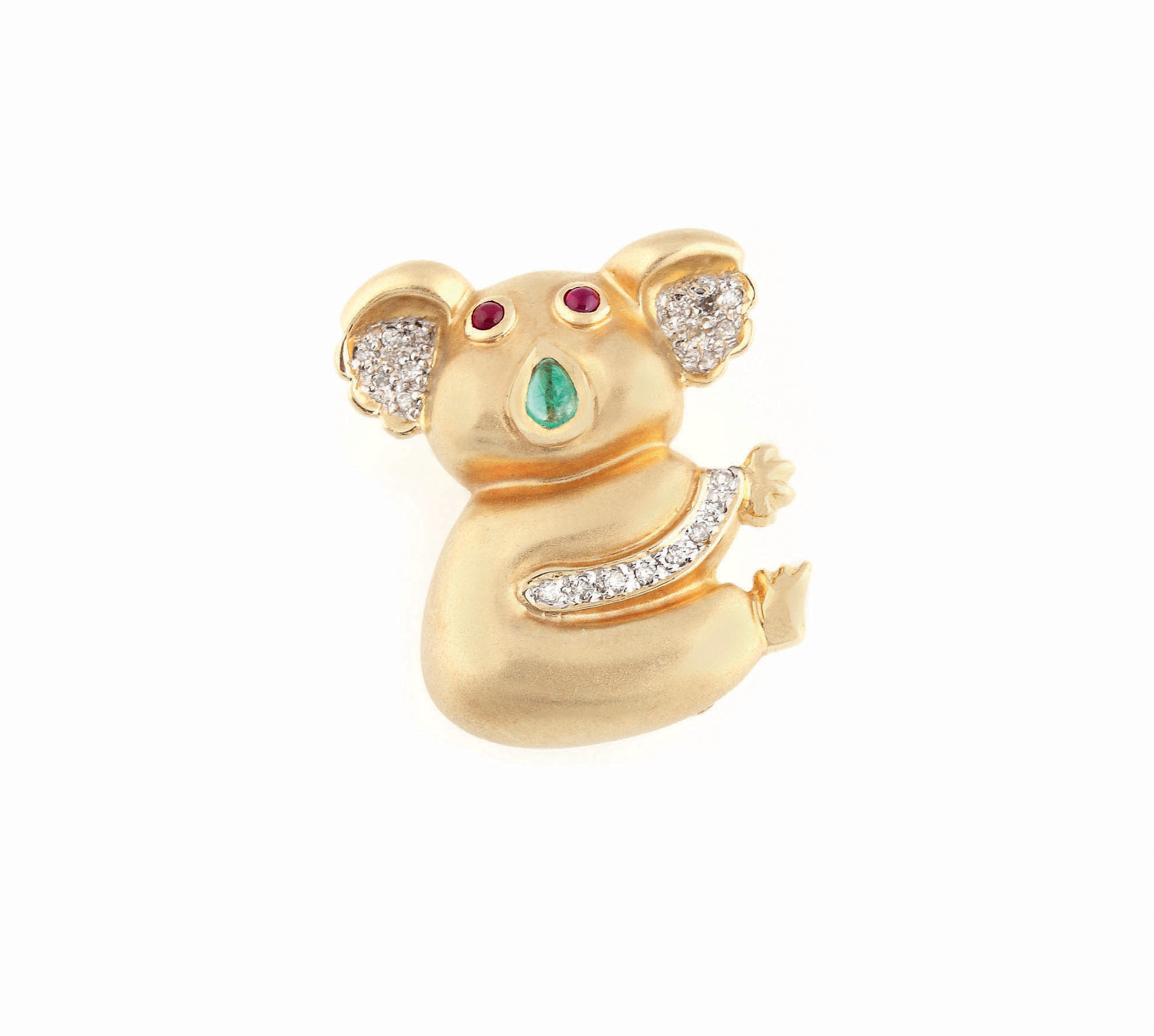 Broşă-pandantiv în formă de ursuleţ koala, din aur, decorată cu smarald, rubine şi diamante