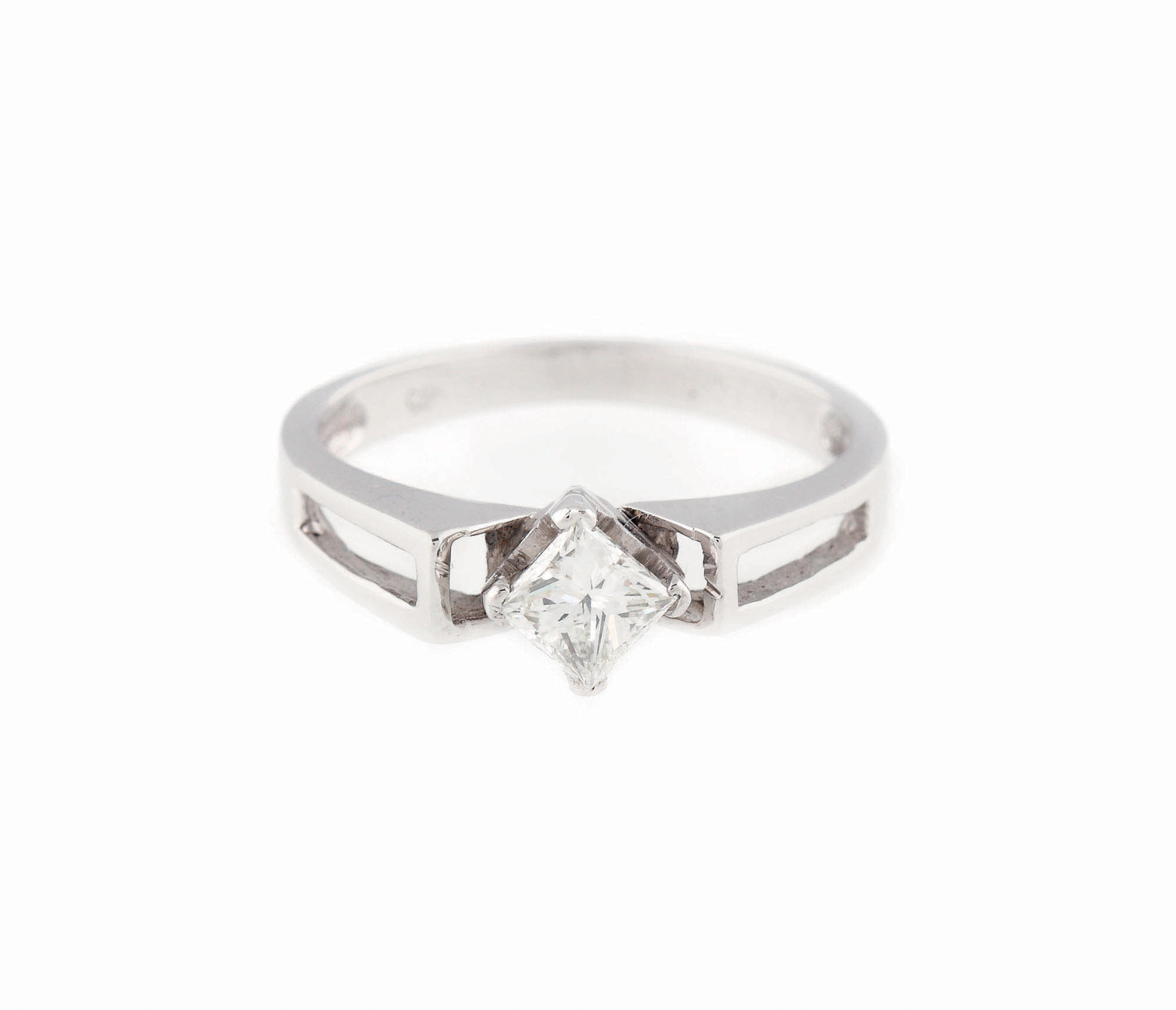 Inel din aur alb, ornat cu un frumos diamant princess