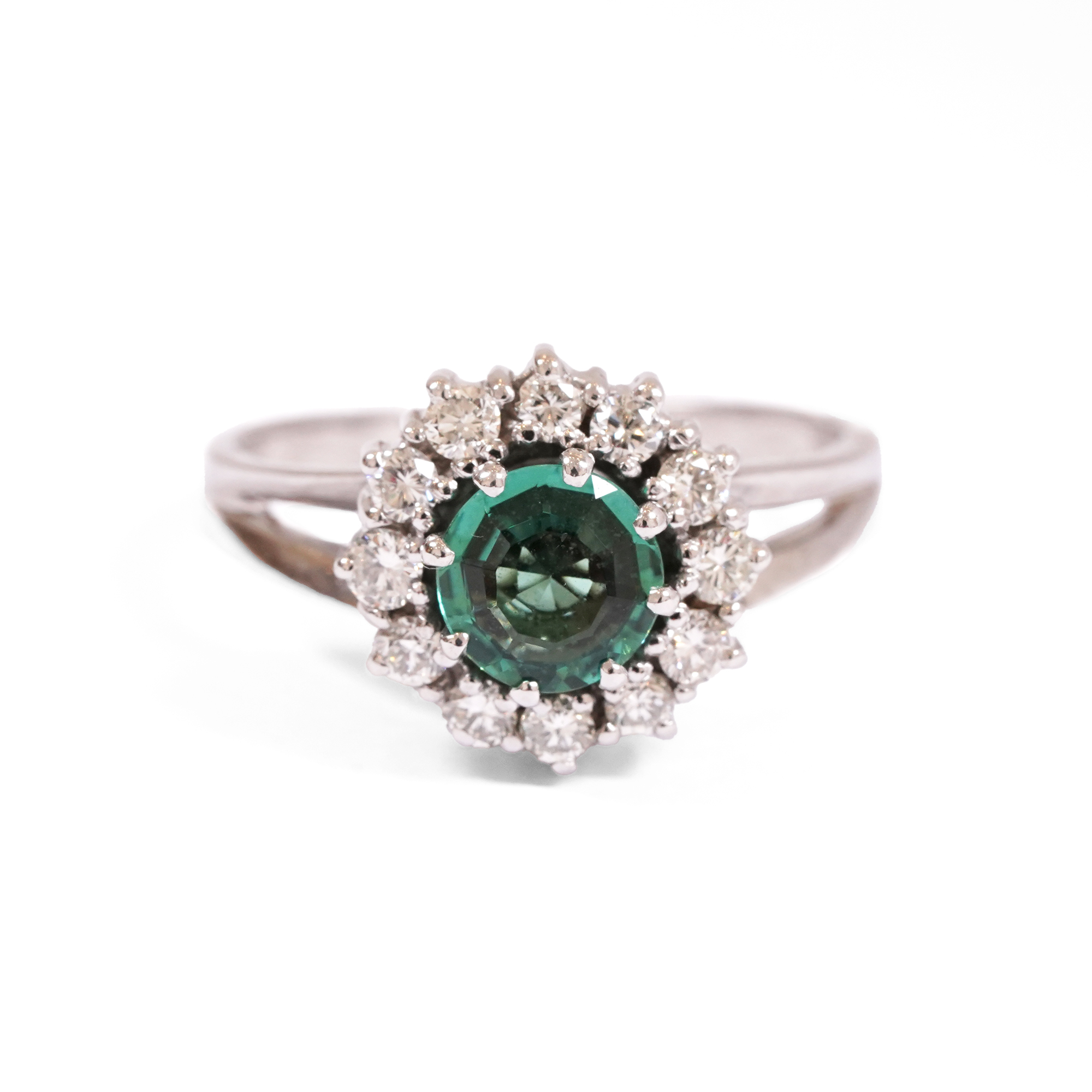 White gold ring, set with a tourmaline surrounded by diamonds