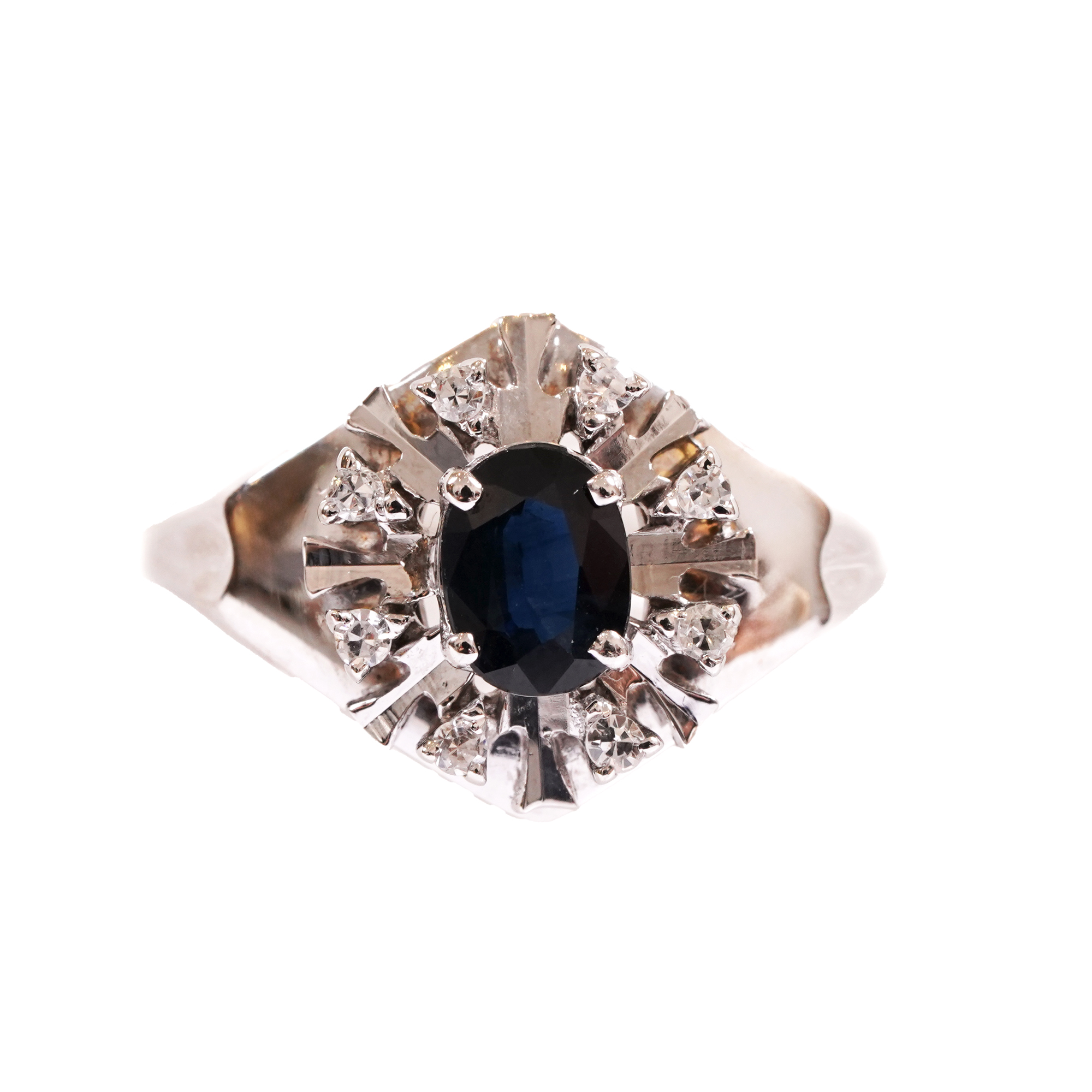 White gold ring set with a sapphire and diamonds
