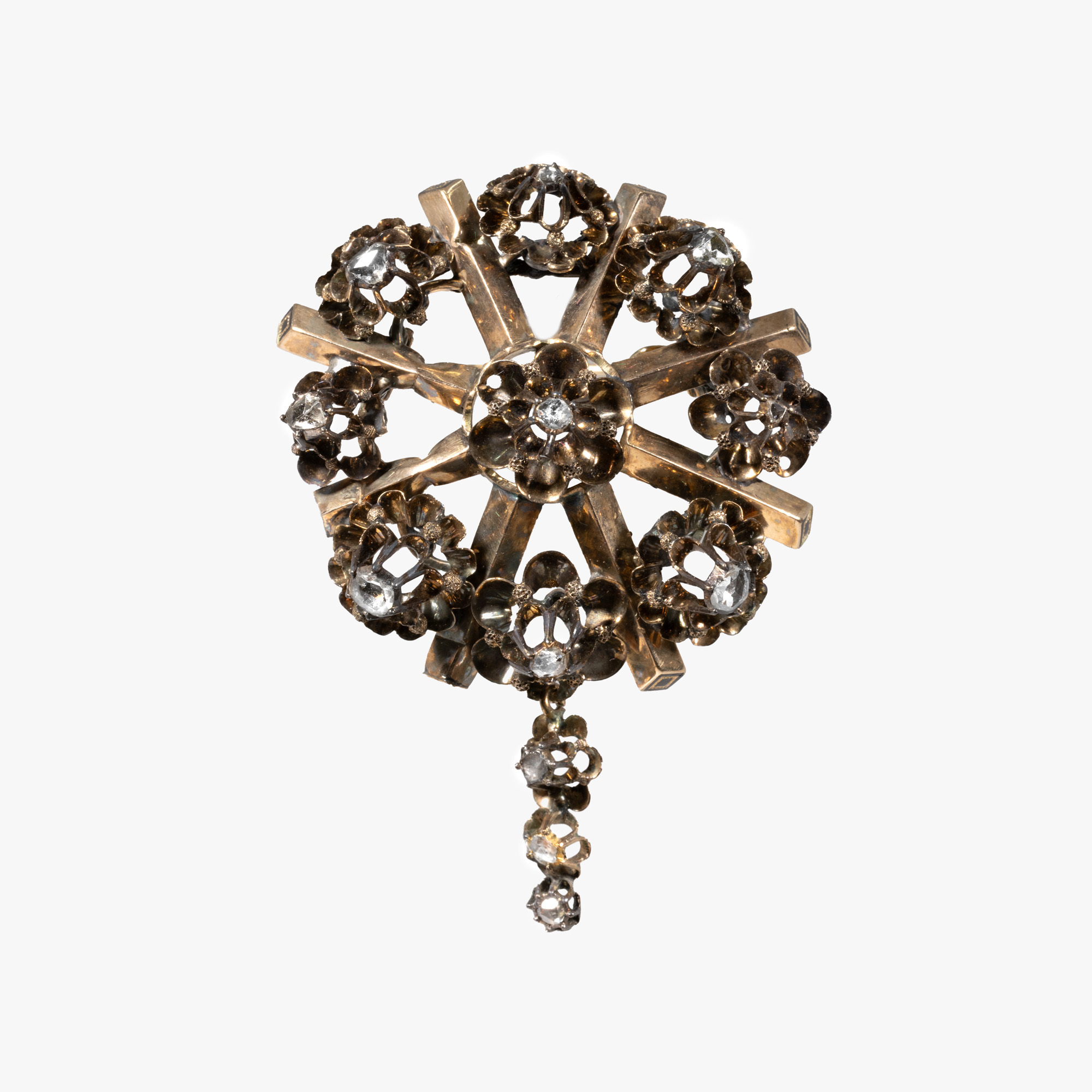 Broșă din aur roz, decorată cu diamante și email negru, cca. 1900, provine din colecția doctorului Costache Polizu