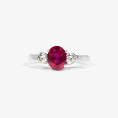 White gold ring, decorated with two diamonds and a ruby