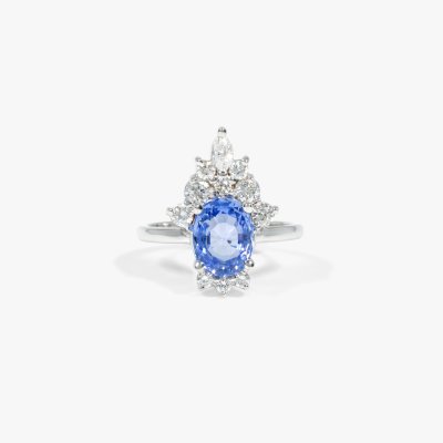 White gold ring, adorned with a sapphire and diamonds