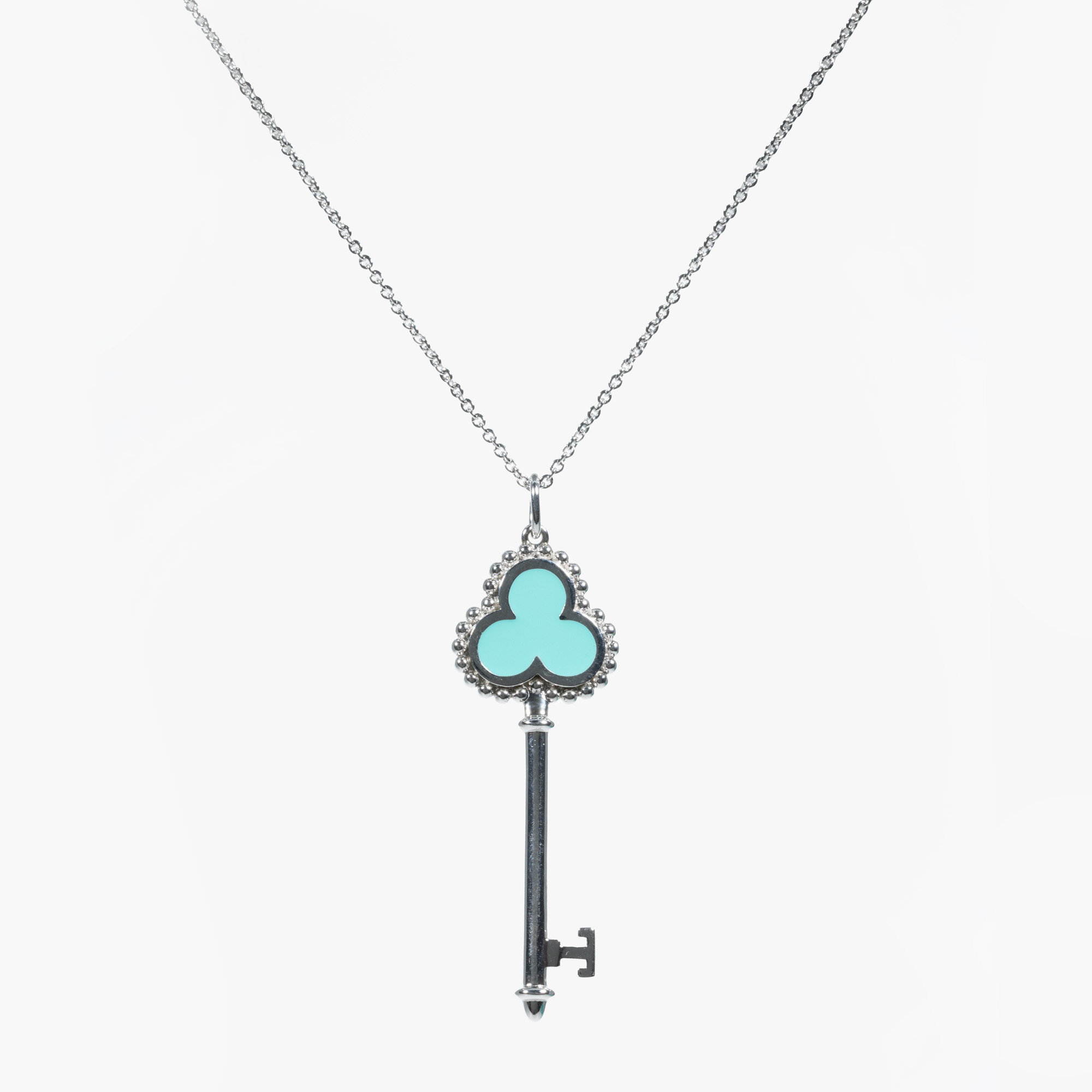 Lanț cu pandantiv Tiffany & Co., din argint, sub formă de cheie, decorat cu email, însoțit de cutia originală