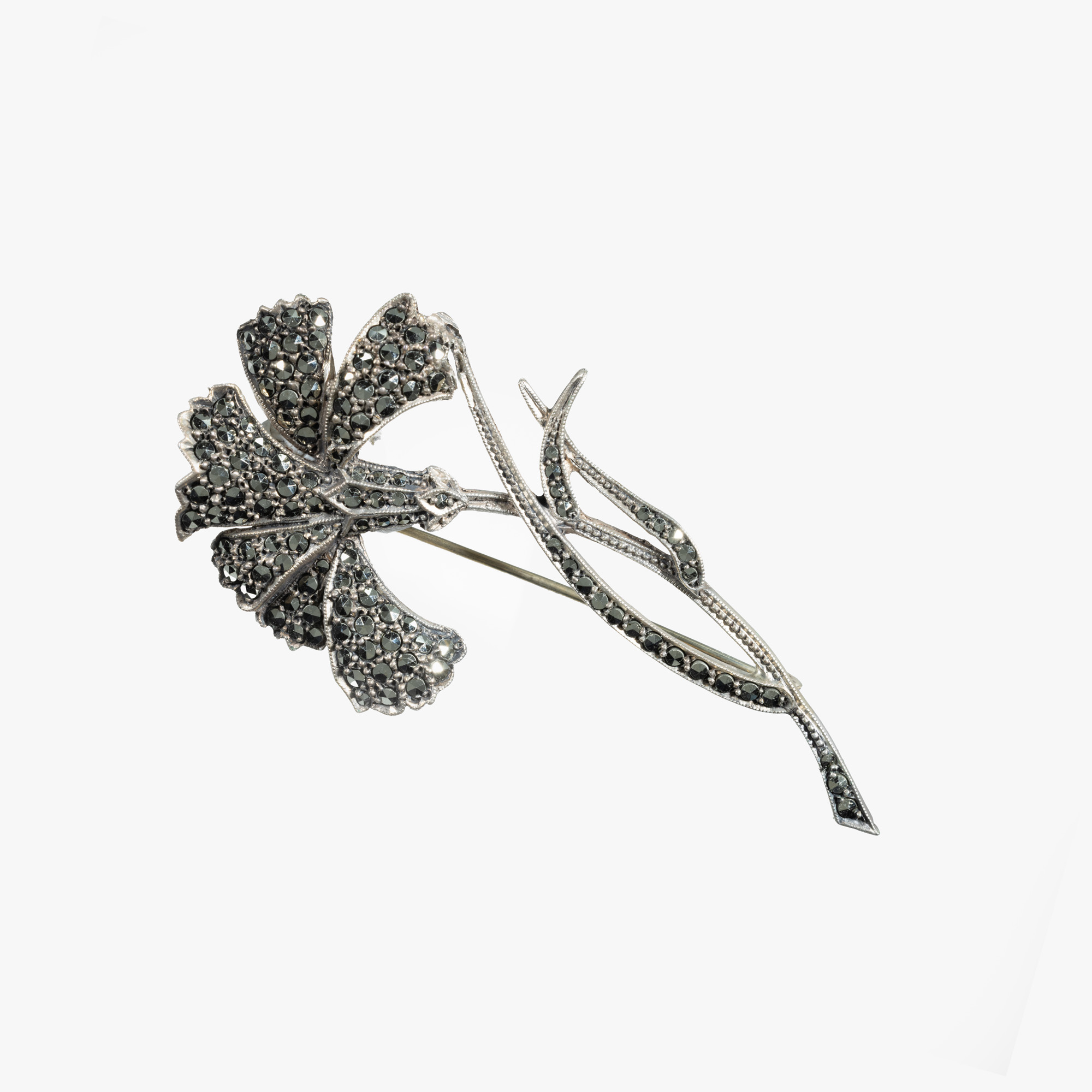 Broșă Art Nouveau, din argint, sub formă de garoafă, decorată cu marcasite, atelier german, cca. 1900