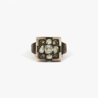 Gold and platinum ring, decorated with diamonds, circa 1930