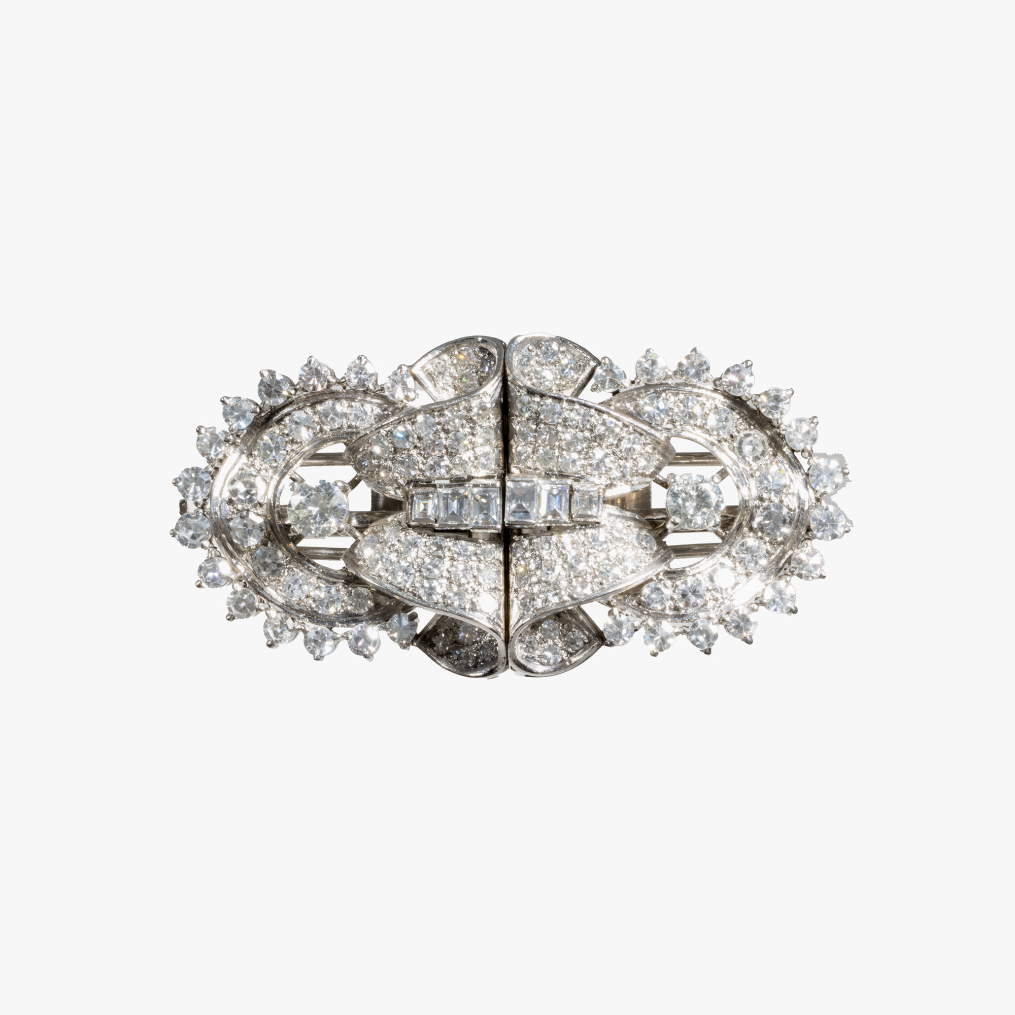 Broșă detașabilă / dress clips Franz Weiss & Sohne din aur alb și platină, decorată cu diamante, executată manual, cca. 1930, vine însoțită de cutia originală și certificat gemologic suplimentar, piesă rară, de colecție