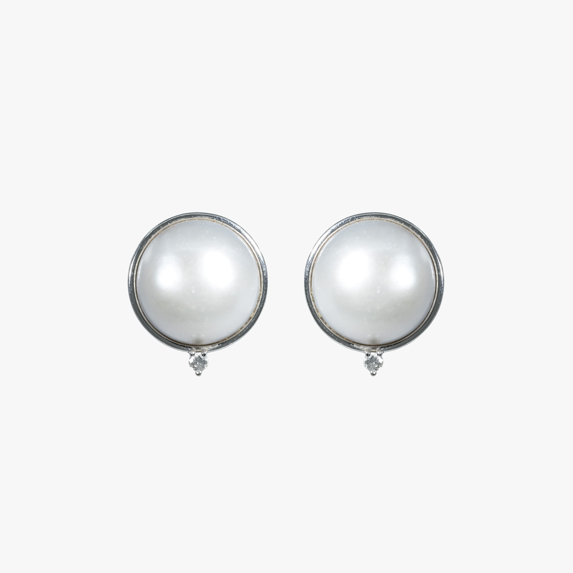 Pair of white gold earrings, decorated with pearls and diamonds