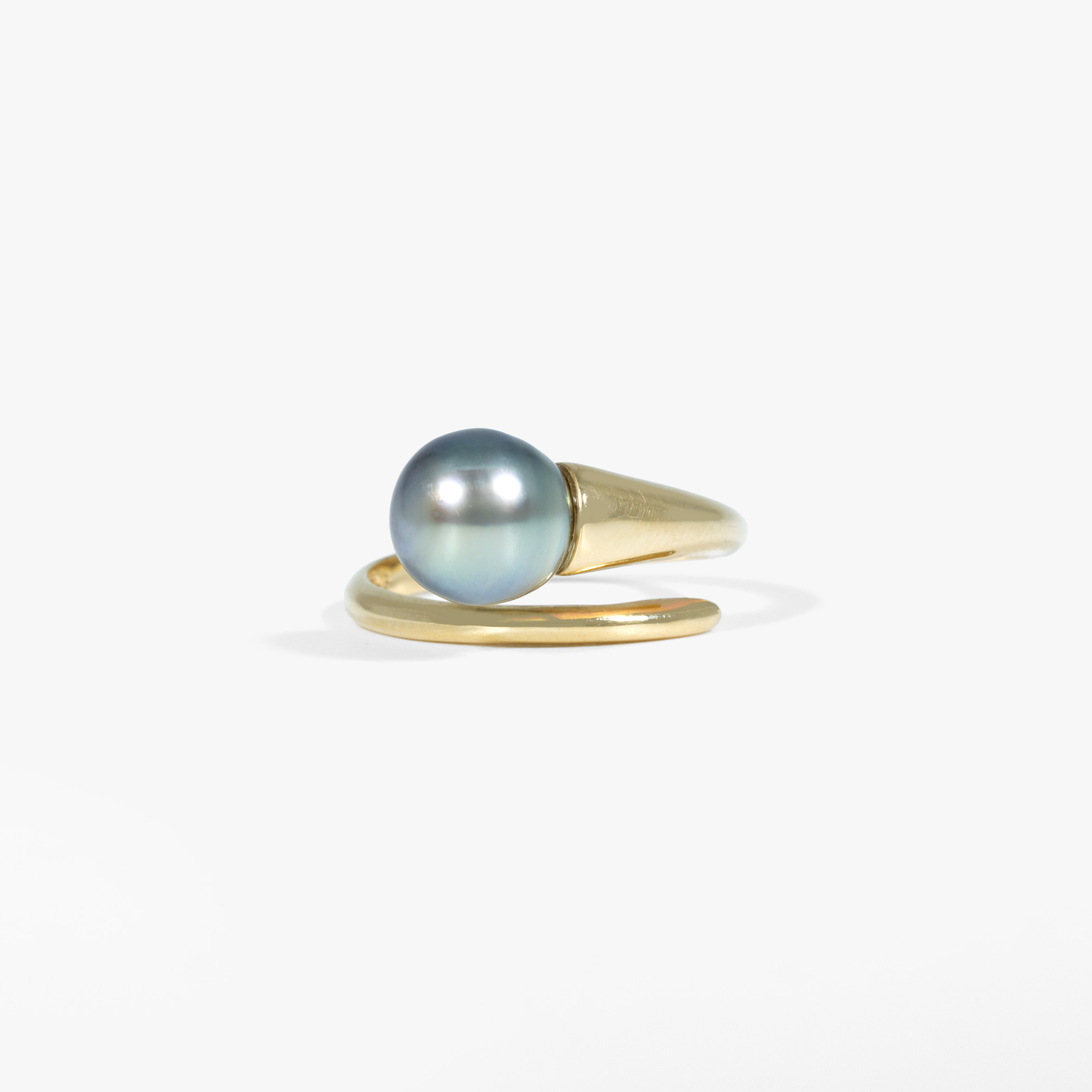 Gold ring decorated with gray pearl