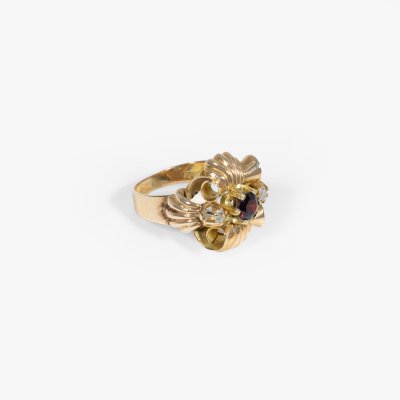 Red gold ring, centrally decorated with garnet and diamonds