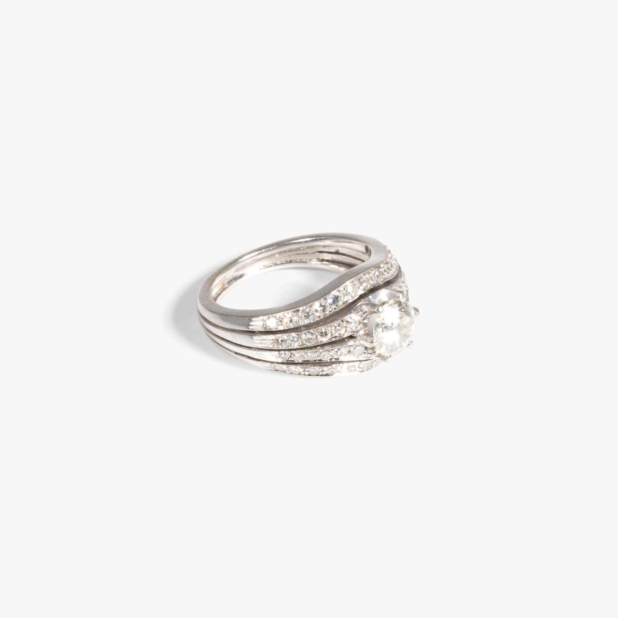 White gold ring, decorated with central diamond and diamonds, accompanied by additional gemological certificate