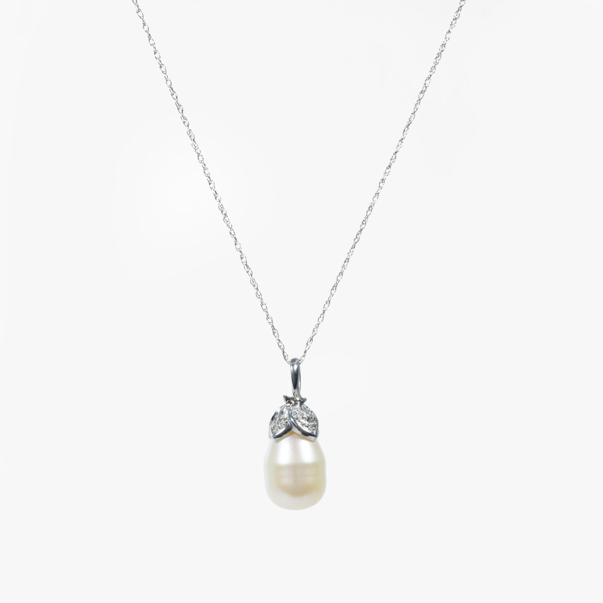 White gold necklace with pendant, decorated with pearl and diamonds