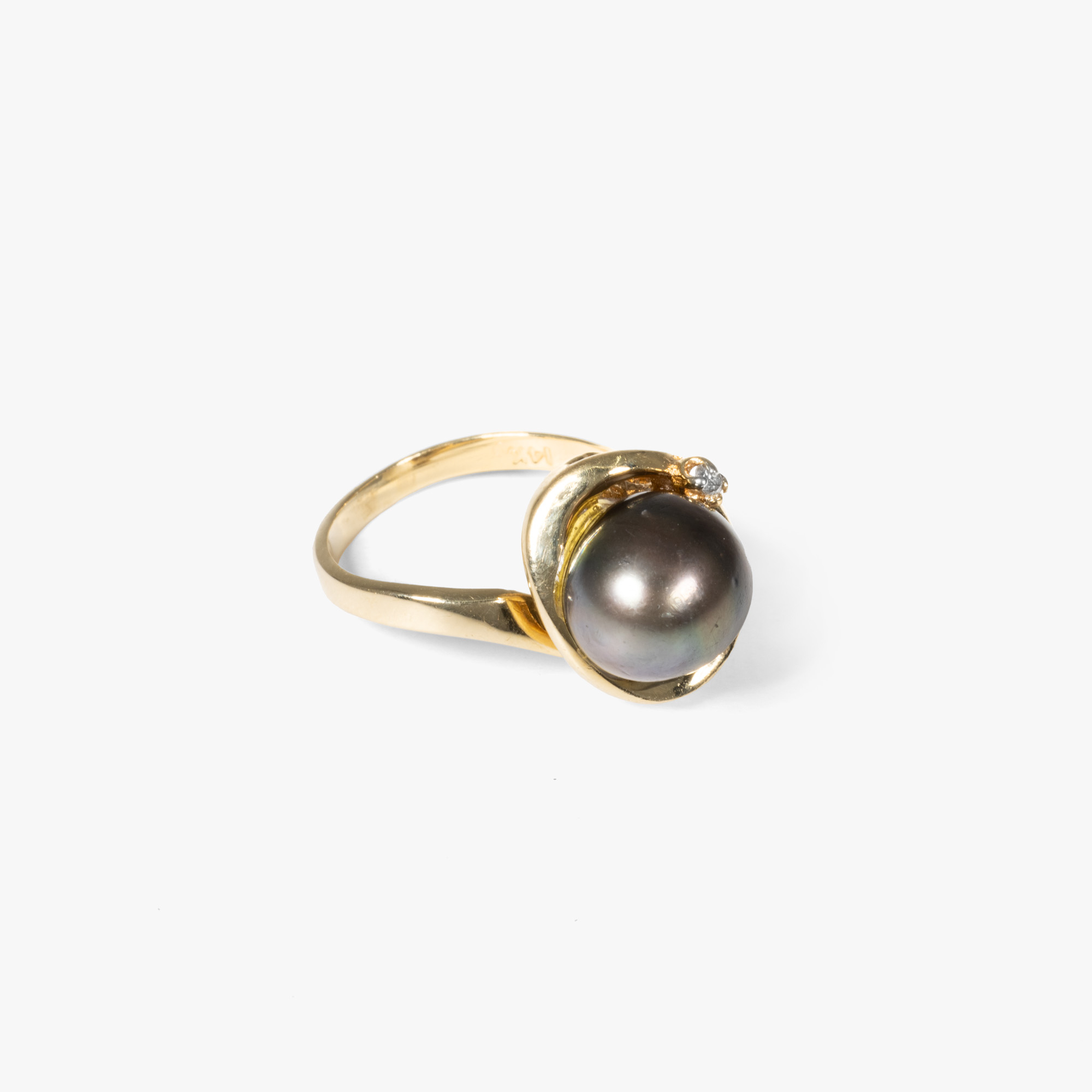 Gold ring, decorated with pearl and diamond