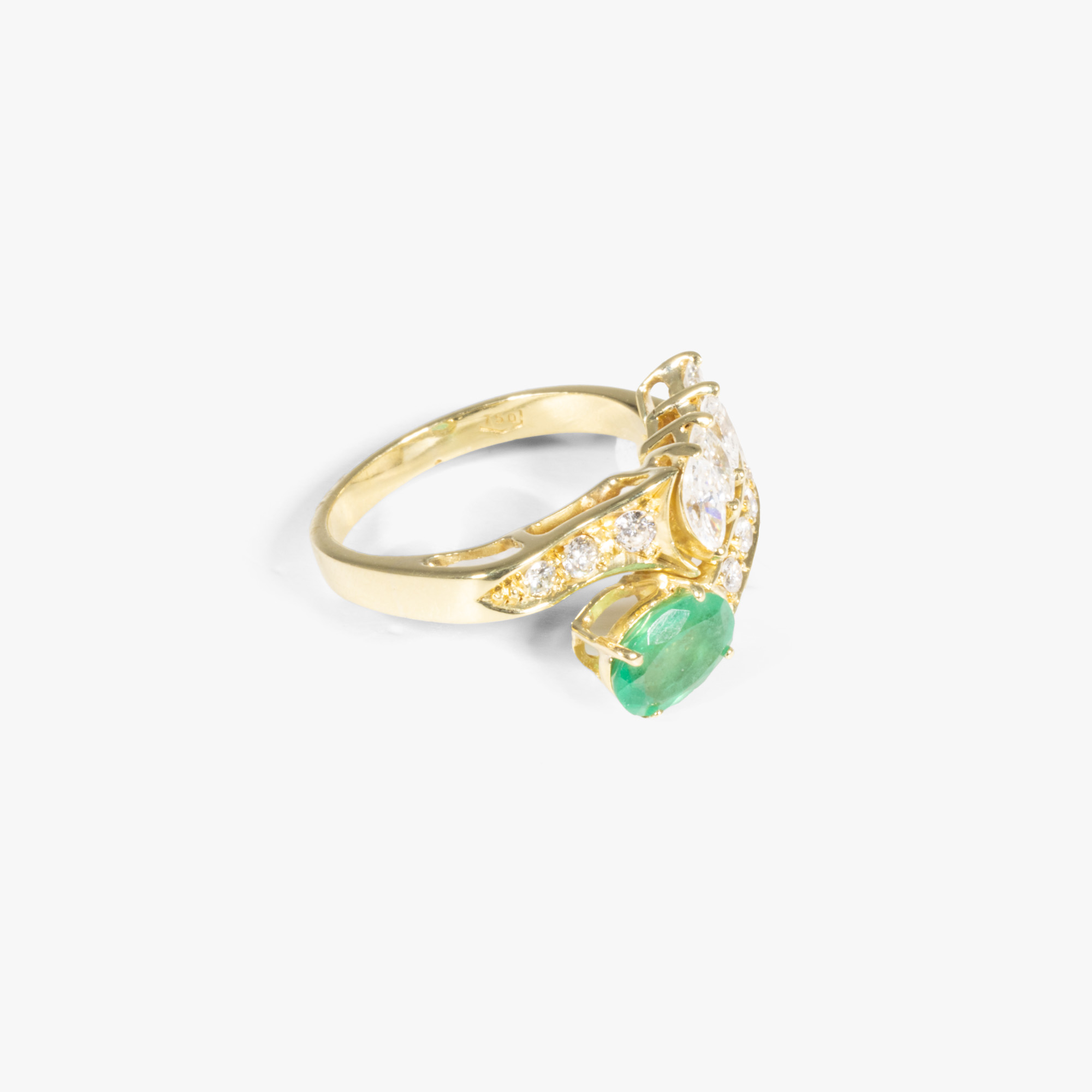 Gold ring, decorated with emerald, marquise diamonds and brilliants