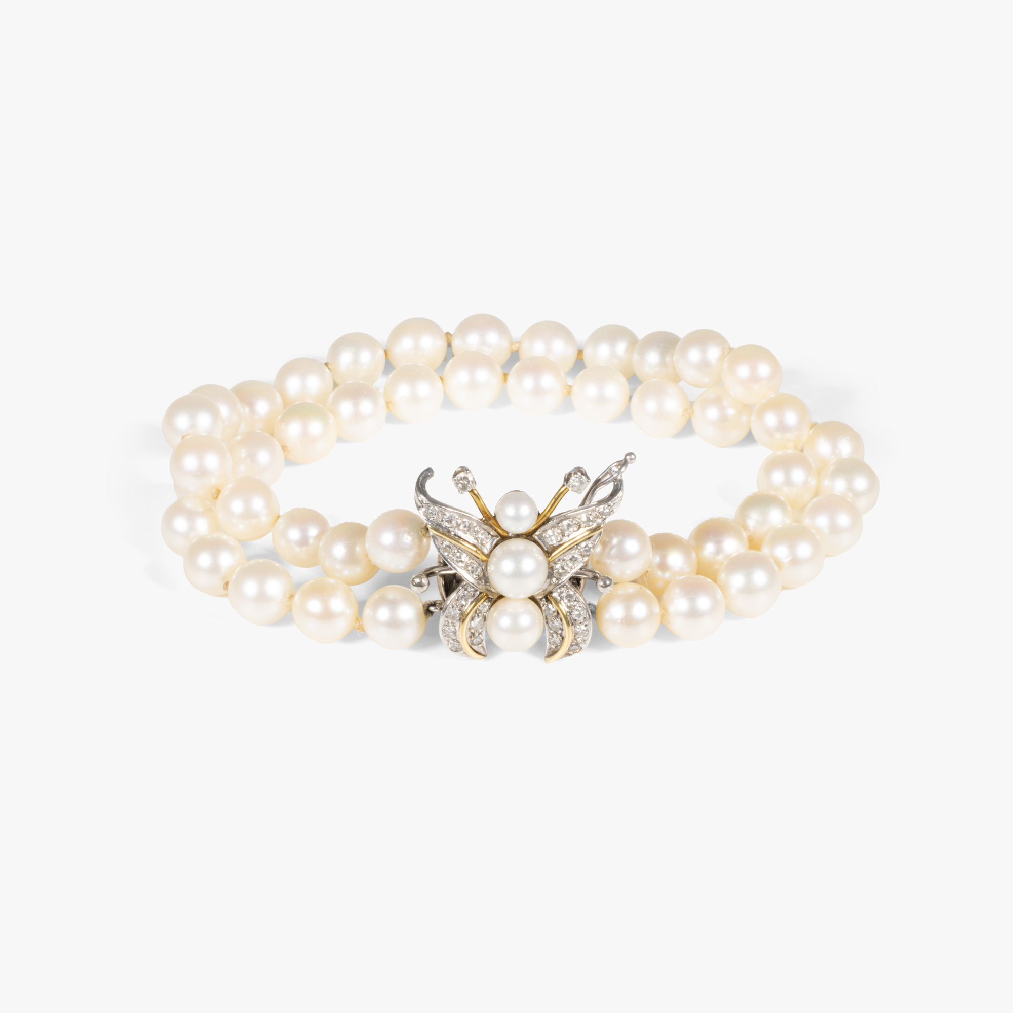 Pearl bracelet, decorated with detachable white gold clasp, in the shape of a butterfly, adorned with diamonds