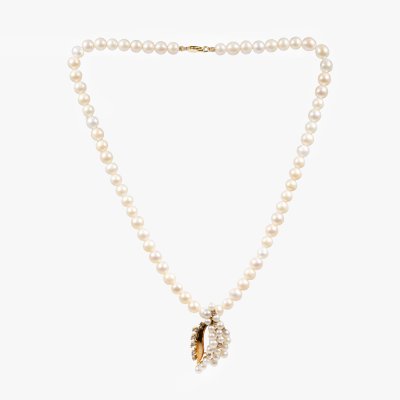 Pearl necklace with detachable gold pendant, decorated with diamonds