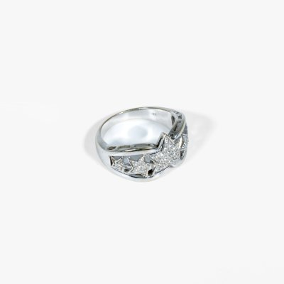 White gold ring, adorned with diamonds in star shapes