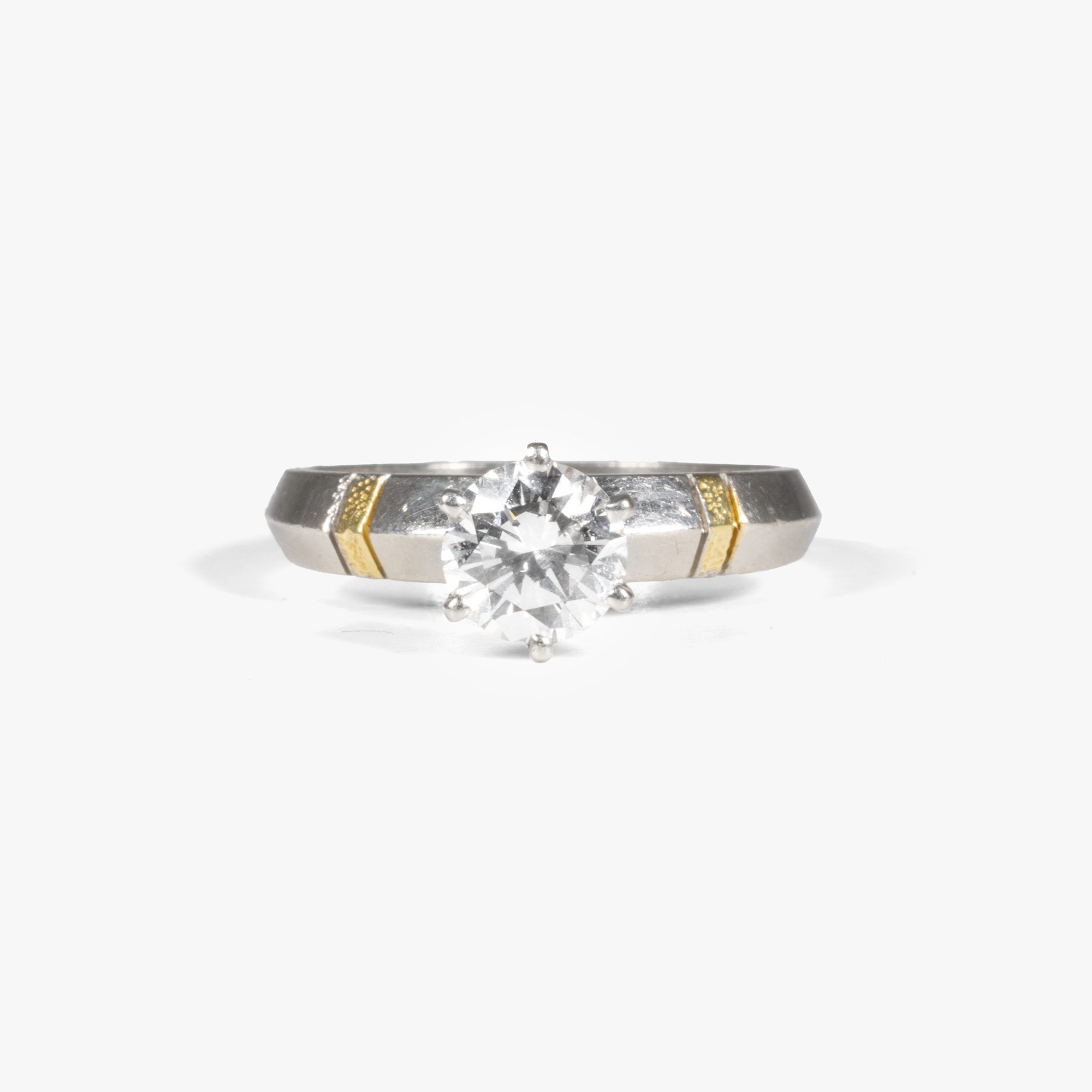 Inel din platină și aur, ornat cu un diamant solitaire
