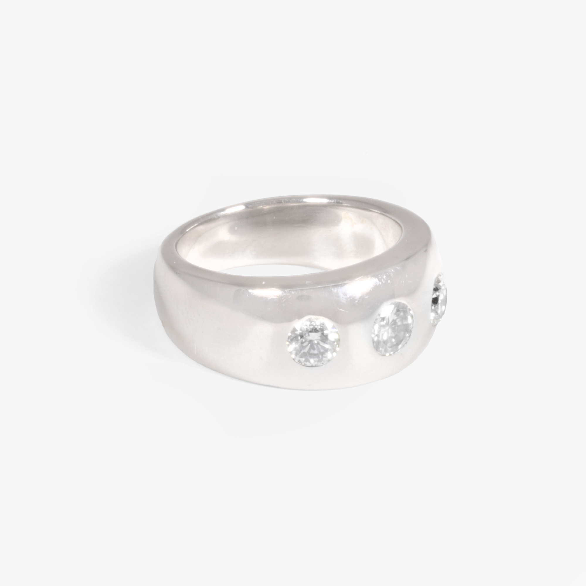 White gold ring, decorated with a trio of diamonds