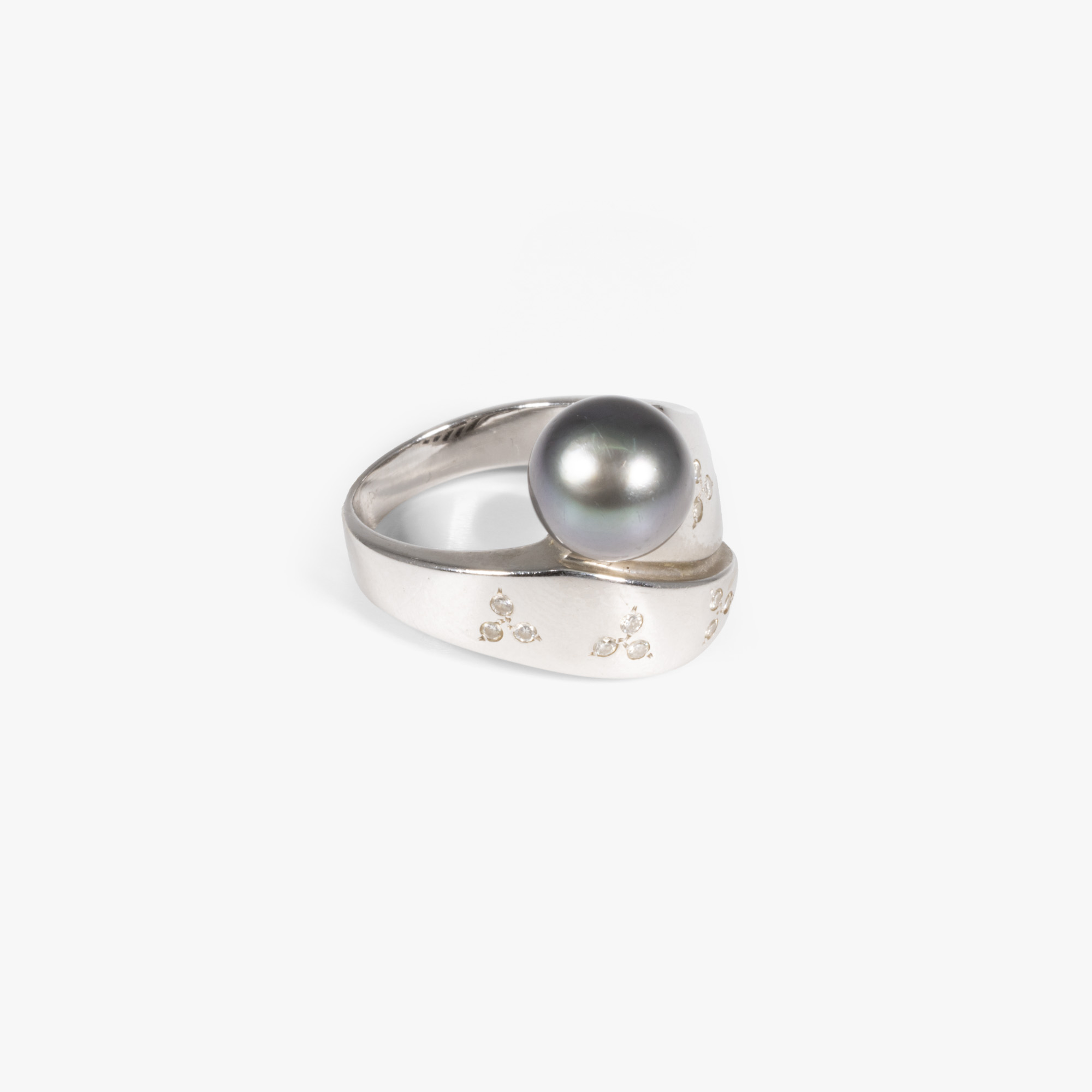 White gold ring, decorated with a Tahitian pearl and diamonds