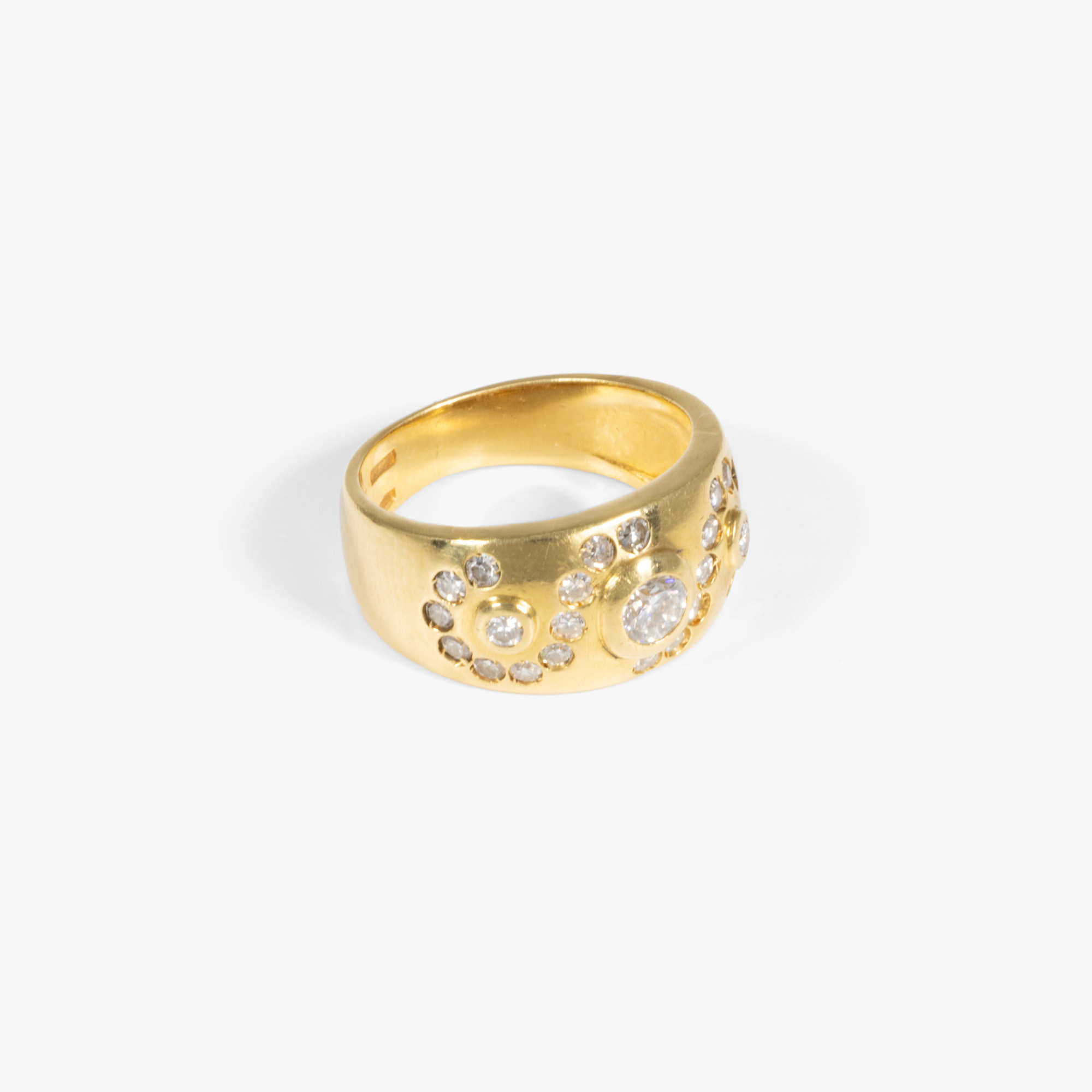 White gold ring, adorned with diamonds