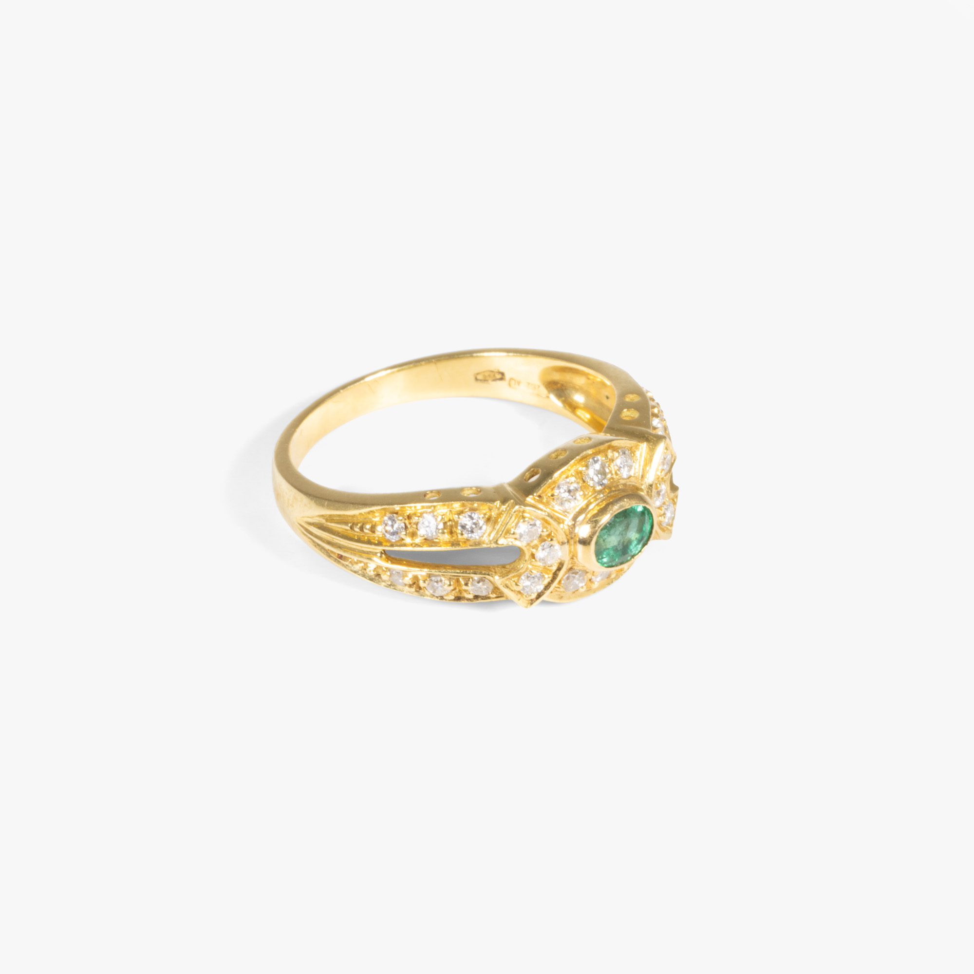 Gold ring, adorned with an emerald and diamonds