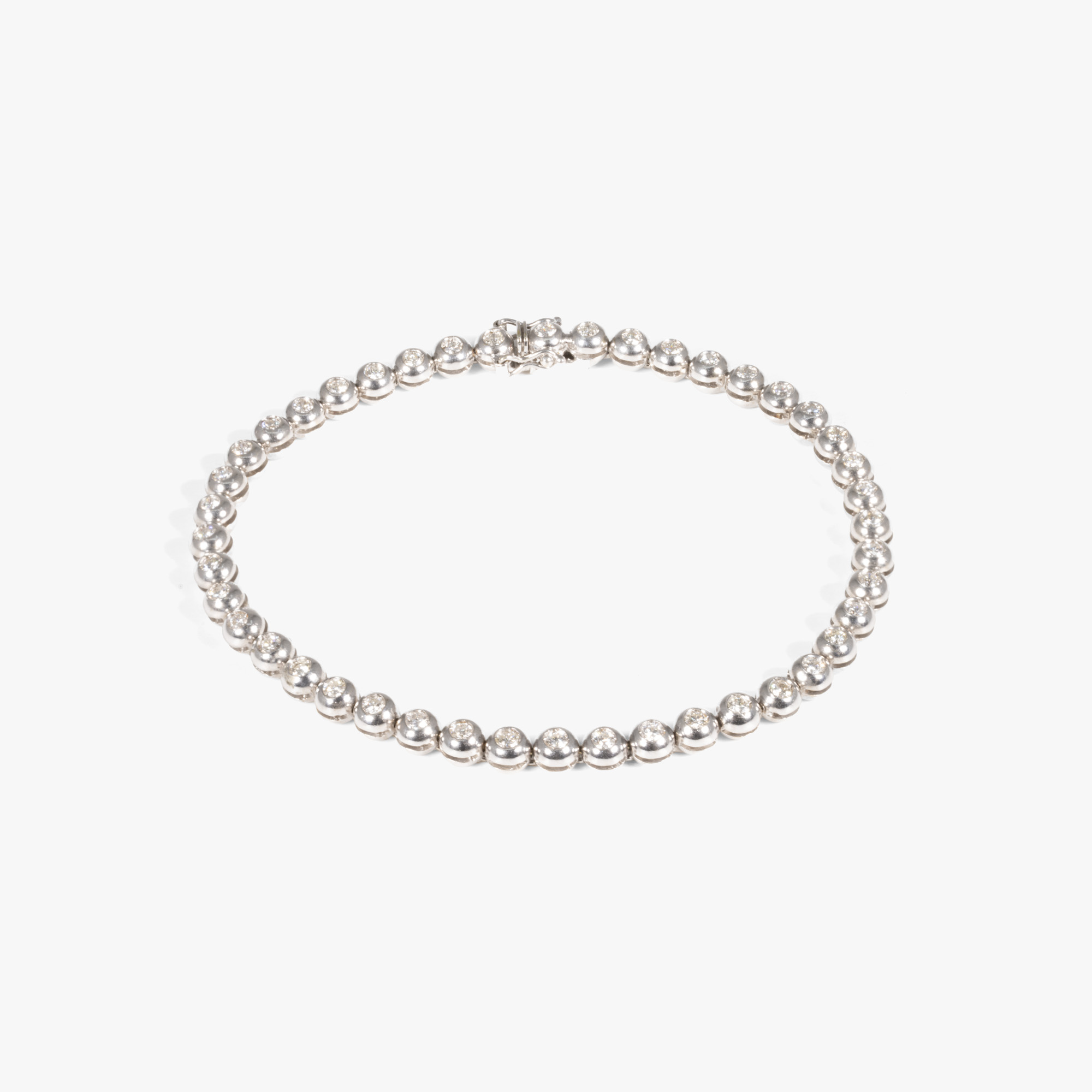 White gold bracelet decorated with diamonds