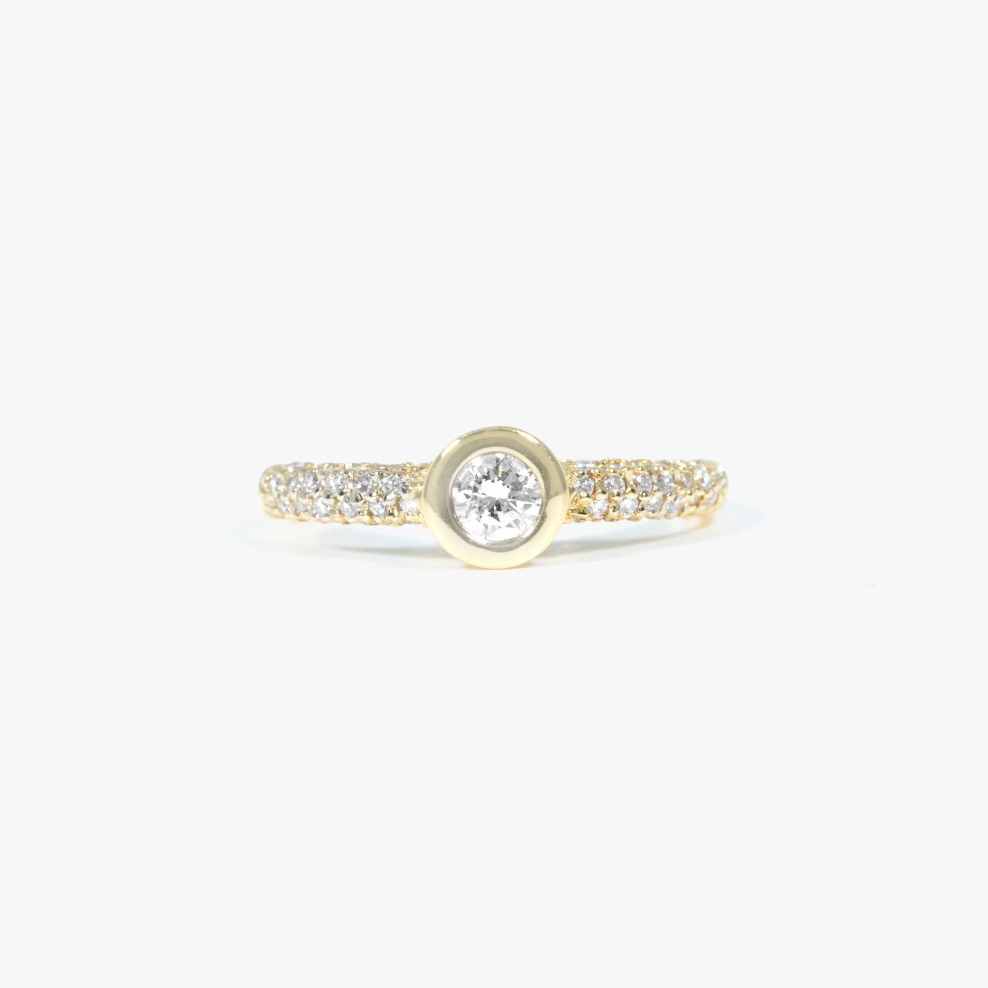 Gassan gold ring, decorated with diamonds