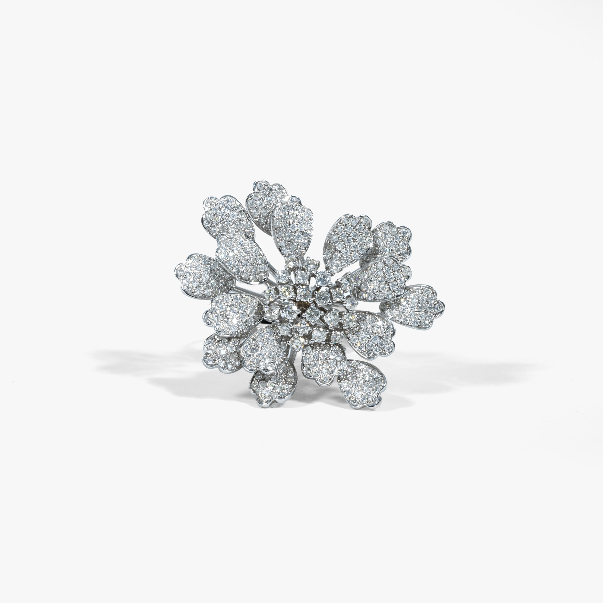 Massive white gold ring, in the shape of a flower, paved with diamonds, accompanied by an additional gemological certificate