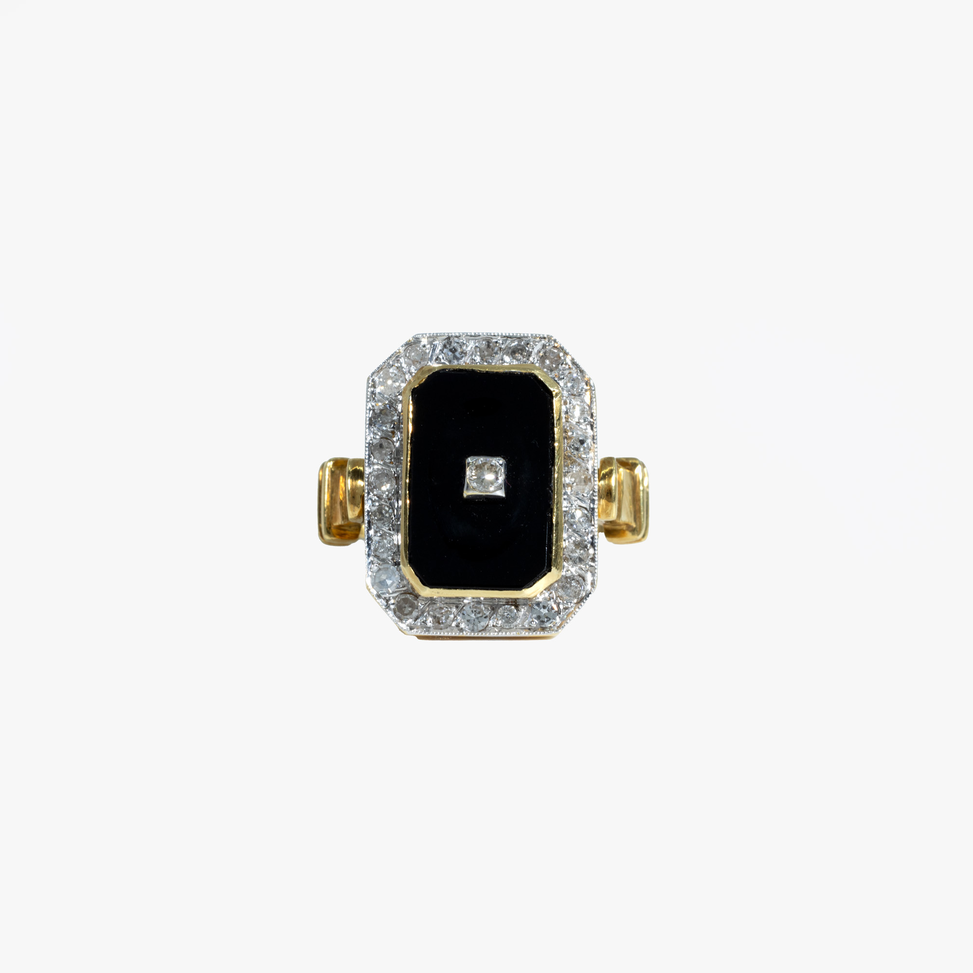 Art Deco gold ring, decorated with carved onyx and diamonds