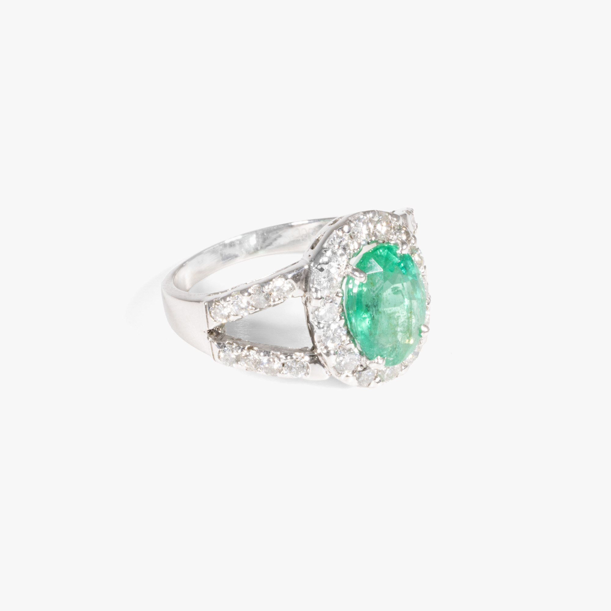 White gold ring, decorated with emerald and diamonds